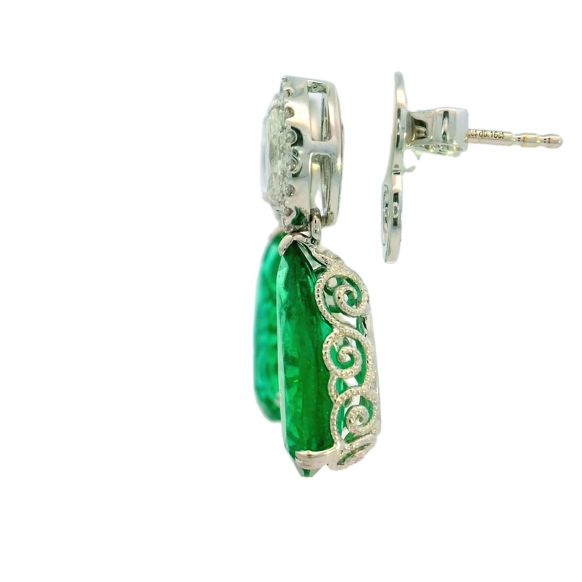 Eleganti orecchini con smeraldo e diamanti in vendita 2