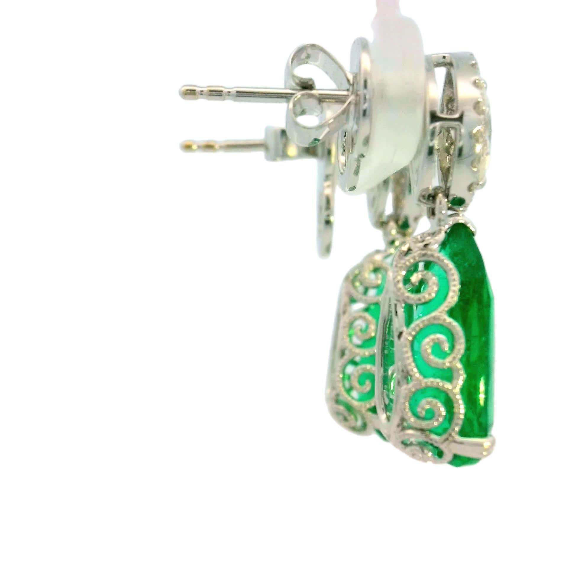 Eleganti orecchini con smeraldo e diamanti in vendita 4
