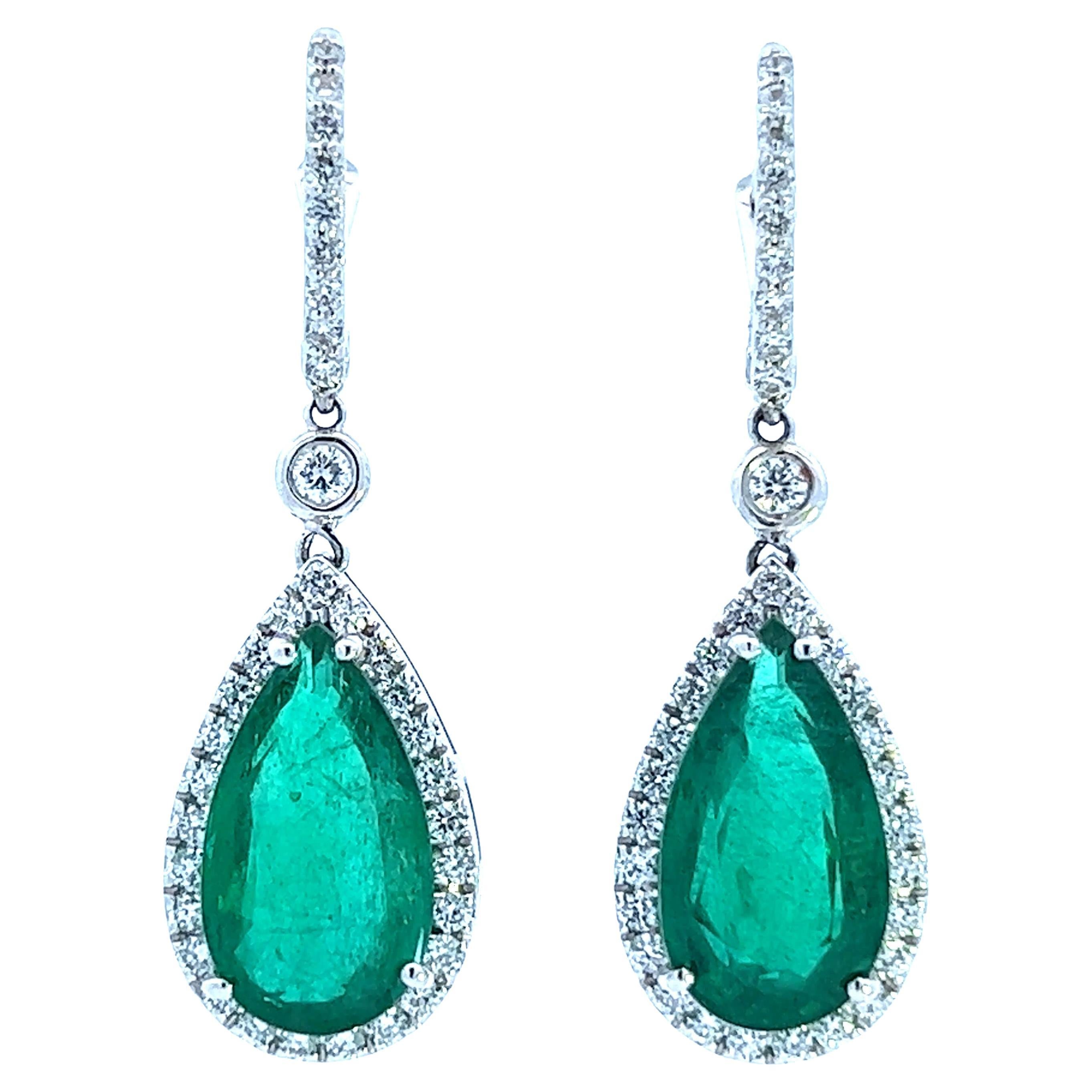Eleganti orecchini con smeraldo e diamanti