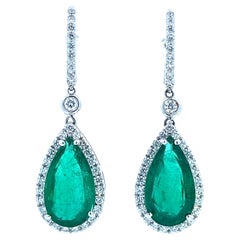 Eleganti orecchini con smeraldo e diamanti