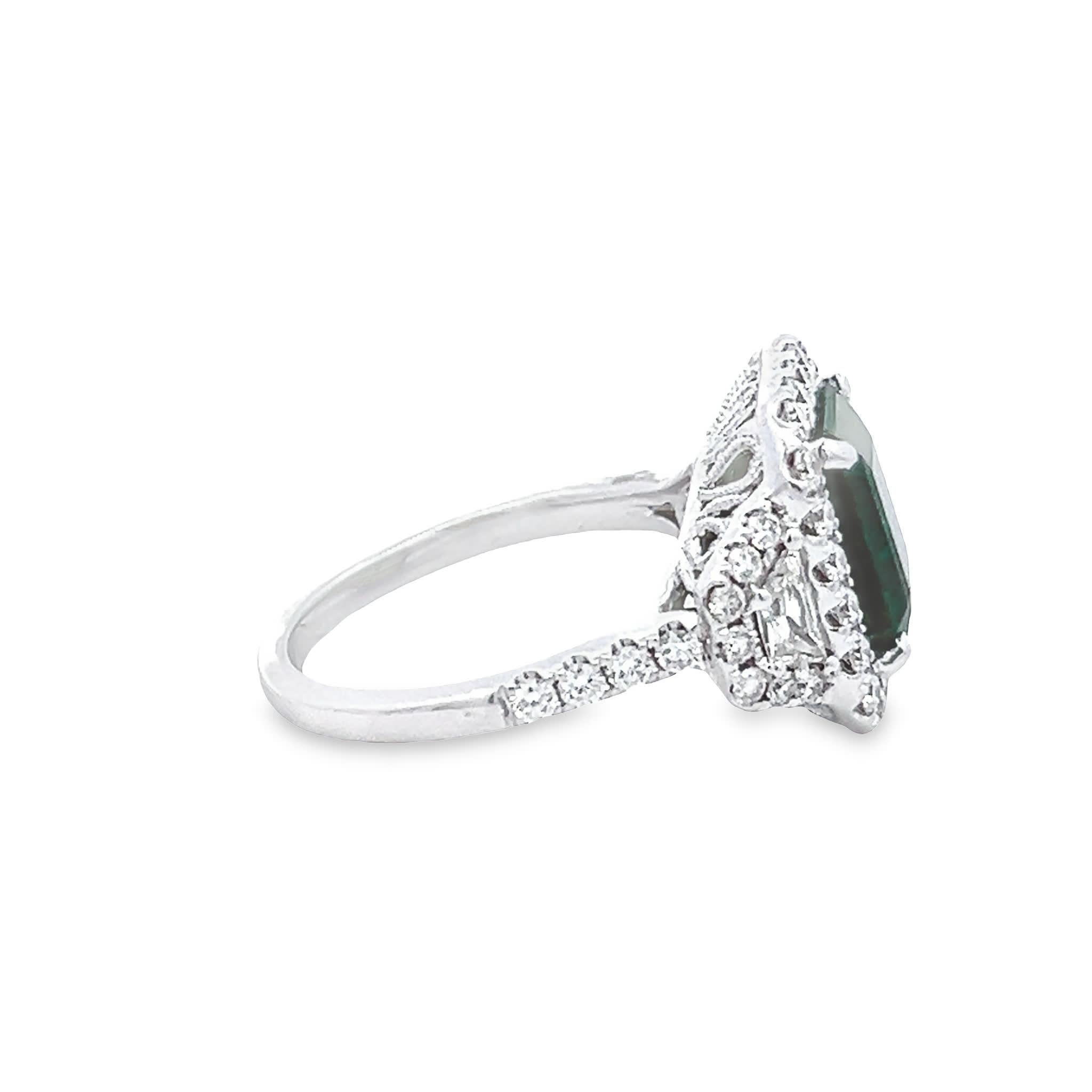 Eleganter Smaragd- und Diamant-Harmoniering im Zustand „Neu“ im Angebot in Great Neck Plaza, NY