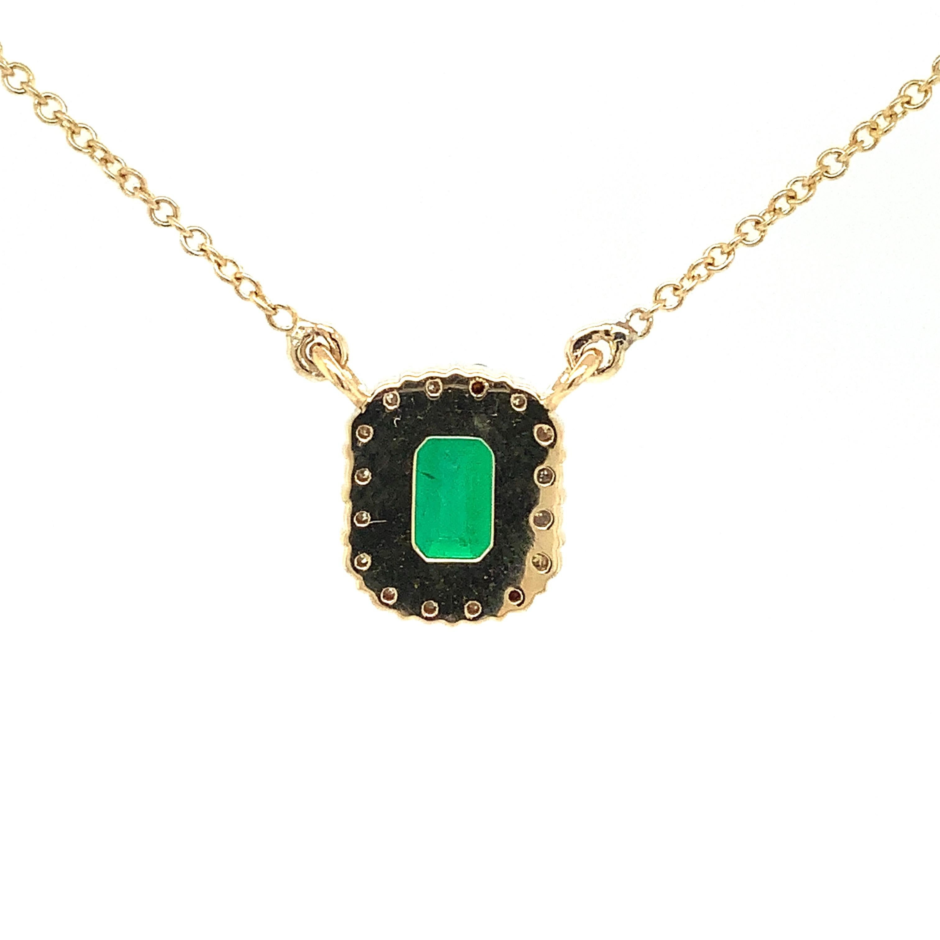 Modern Elegant Emerald and Diamond Necklace Set in 18K Yellow Gold For Sale