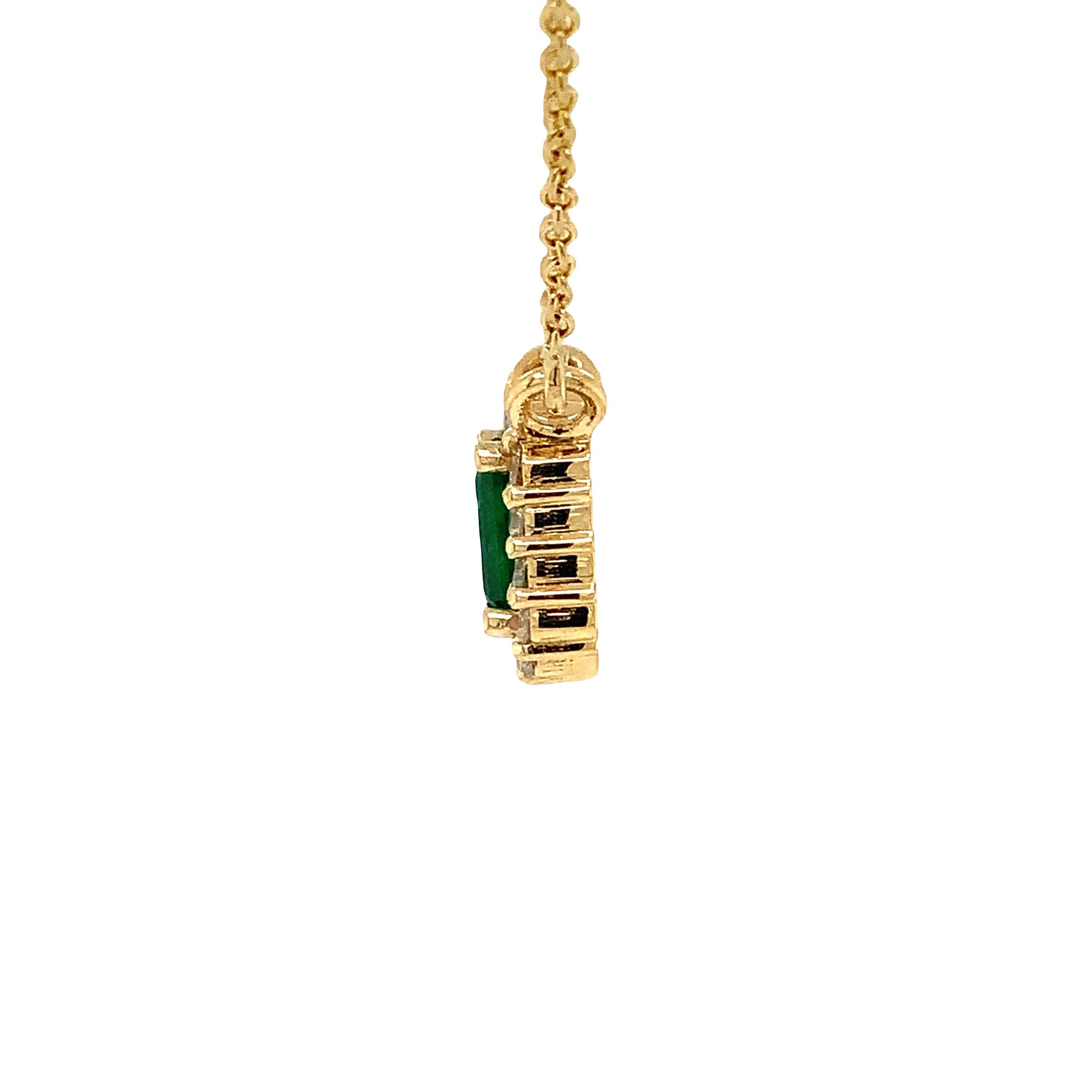 Women's Elegant Emerald and Diamond Necklace Set in 18K Yellow Gold For Sale