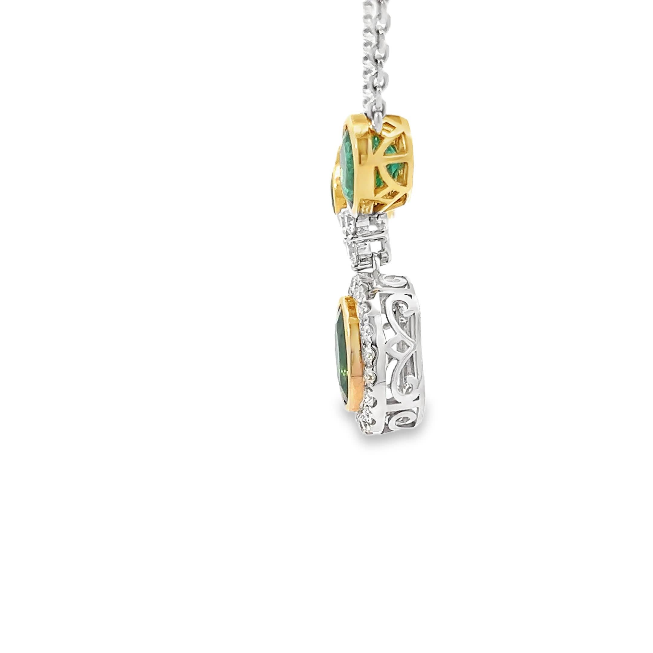 Dieser atemberaubende Anhänger besticht durch ein faszinierendes Arrangement aus Smaragden und Diamanten, das jedem Outfit einen Hauch von Eleganz verleiht. Die leuchtenden Grüntöne der Smaragde werden durch die funkelnden Diamanten wunderbar