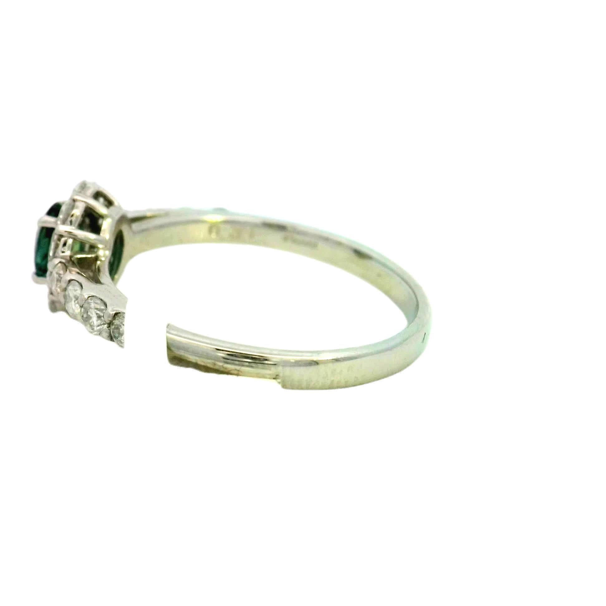 Scopri la bellezza senza tempo di questo elegante anello con smeraldo e diamante. Lo splendido smeraldo verde è circondato da un'aureola di diamanti scintillanti, creando un contrasto accattivante che cattura lo sguardo. Perfetto per le occasioni