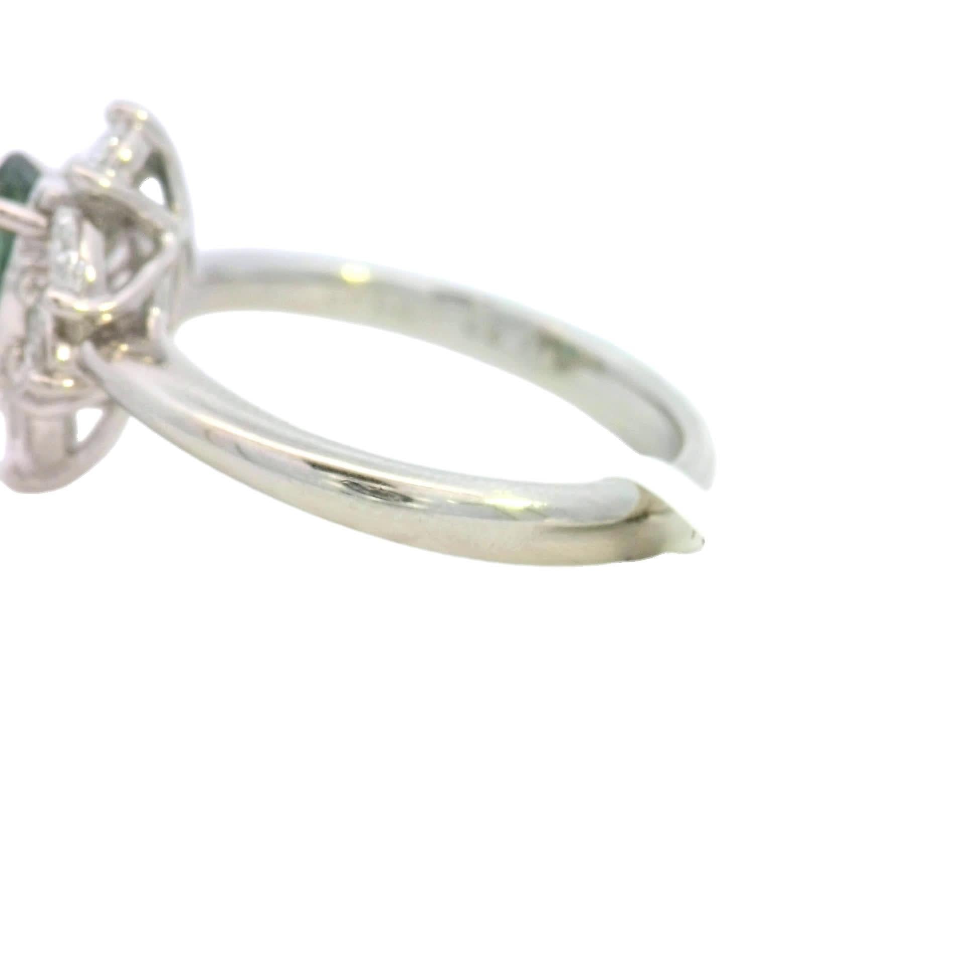 Entdecken Sie die exquisite Schönheit dieses Rings mit Smaragd und Diamanten, in dessen Zentrum ein ovaler Smaragd steht, der von funkelnden birnenförmigen Diamanten umgeben ist. Dieses Stück ist perfekt für alle, die feine Handwerkskunst und