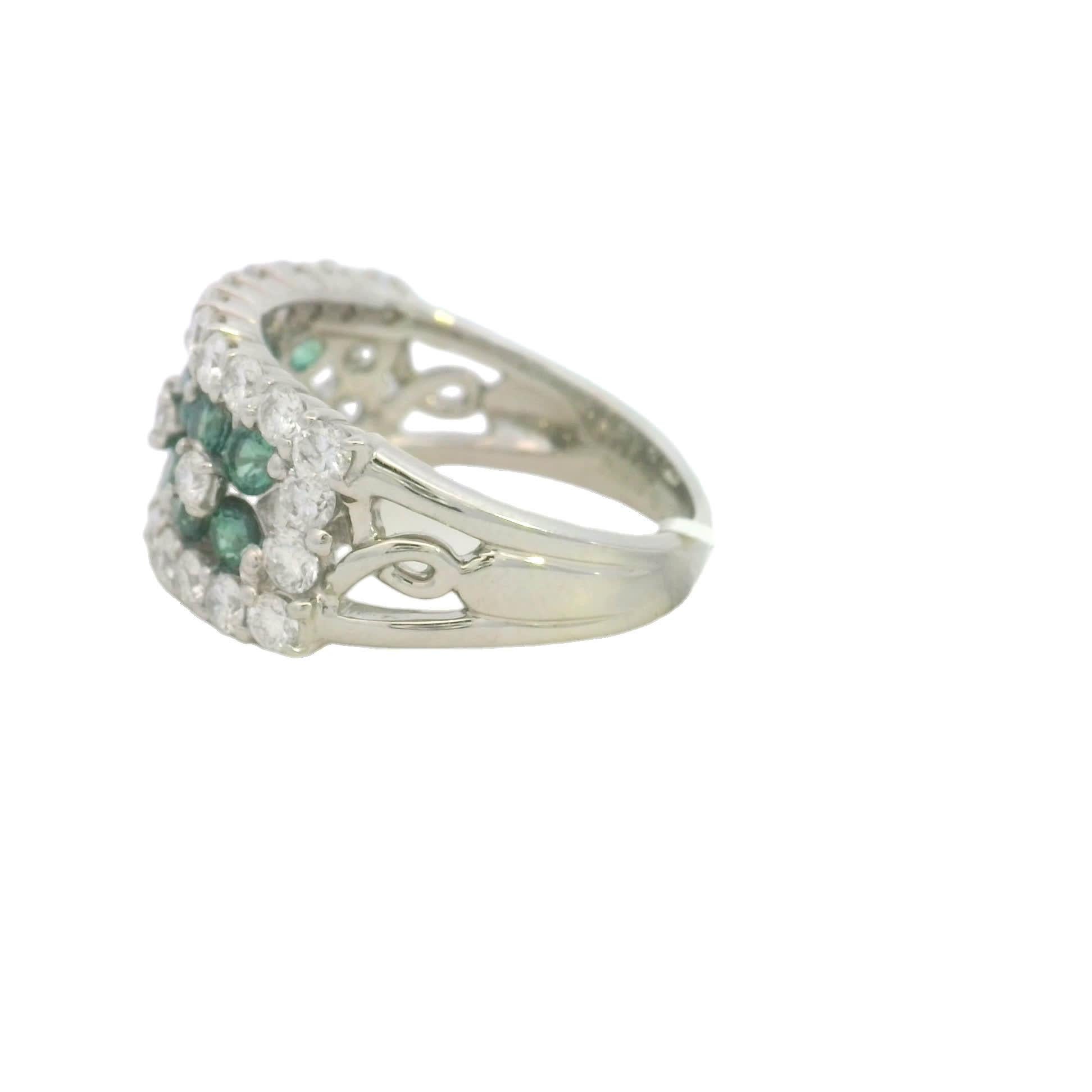 Dieser atemberaubende Ring besticht durch sein Arrangement aus leuchtenden Smaragden und funkelnden Diamanten, die ein luxuriöses und auffälliges Schmuckstück bilden. Perfekt für besondere Anlässe oder als auffälliges Accessoire, verkörpert es