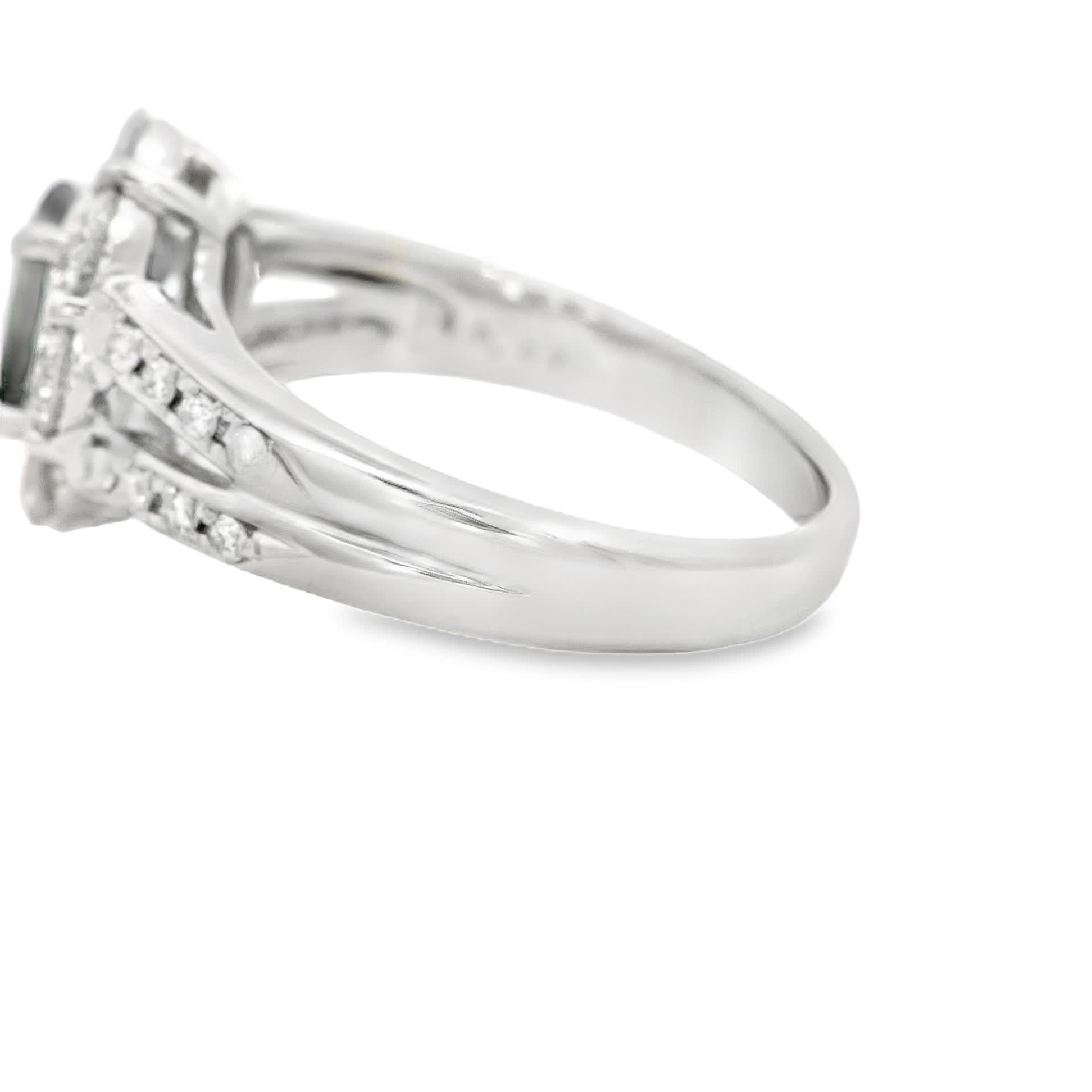 Entdecken Sie die exquisite Schönheit dieses eleganten Rings mit Smaragd und Diamant. Der ovale Smaragd in der Mitte, umgeben von funkelnden Diamanten, ist das perfekte Schmuckstück für alle, die feine Handwerkskunst und zeitlose Eleganz schätzen.