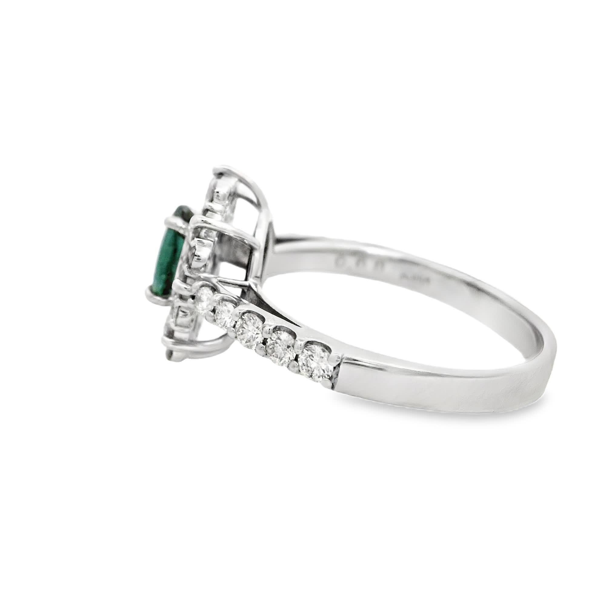 Découvrez la beauté exquise de cette bague en émeraude et diamant, conçue pour captiver et inspirer. La superbe émeraude ovale est entourée d'un halo de diamants étincelants, créant une pièce luxueuse et intemporelle, parfaite pour toutes les