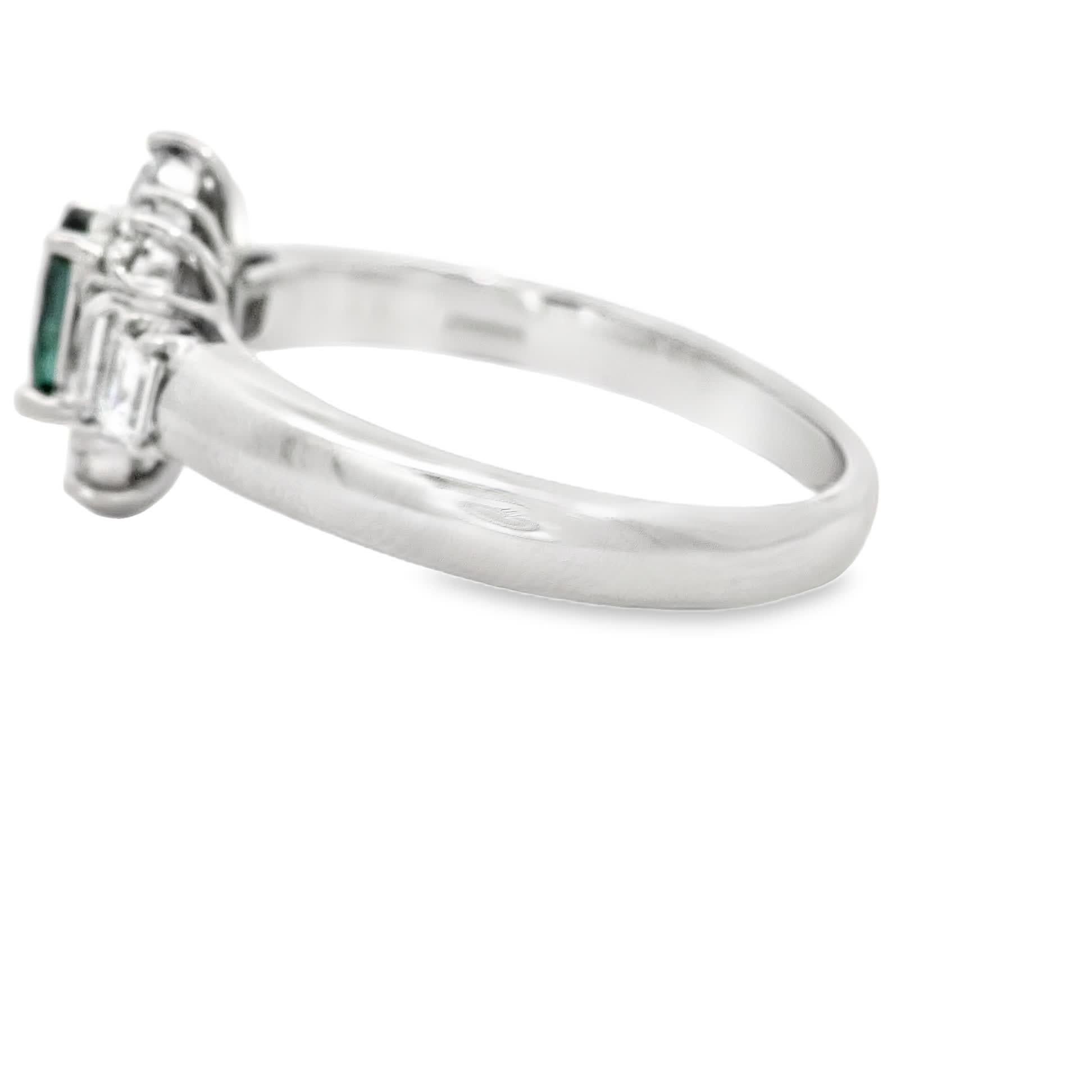Entdecken Sie die exquisite Schönheit dieses Rings mit Smaragd und Diamanten. In der Mitte befindet sich ein ovaler Smaragd, der von funkelnden Diamanten umgeben ist. Dieses mit Präzision gefertigte Stück ist perfekt für besondere Anlässe oder als