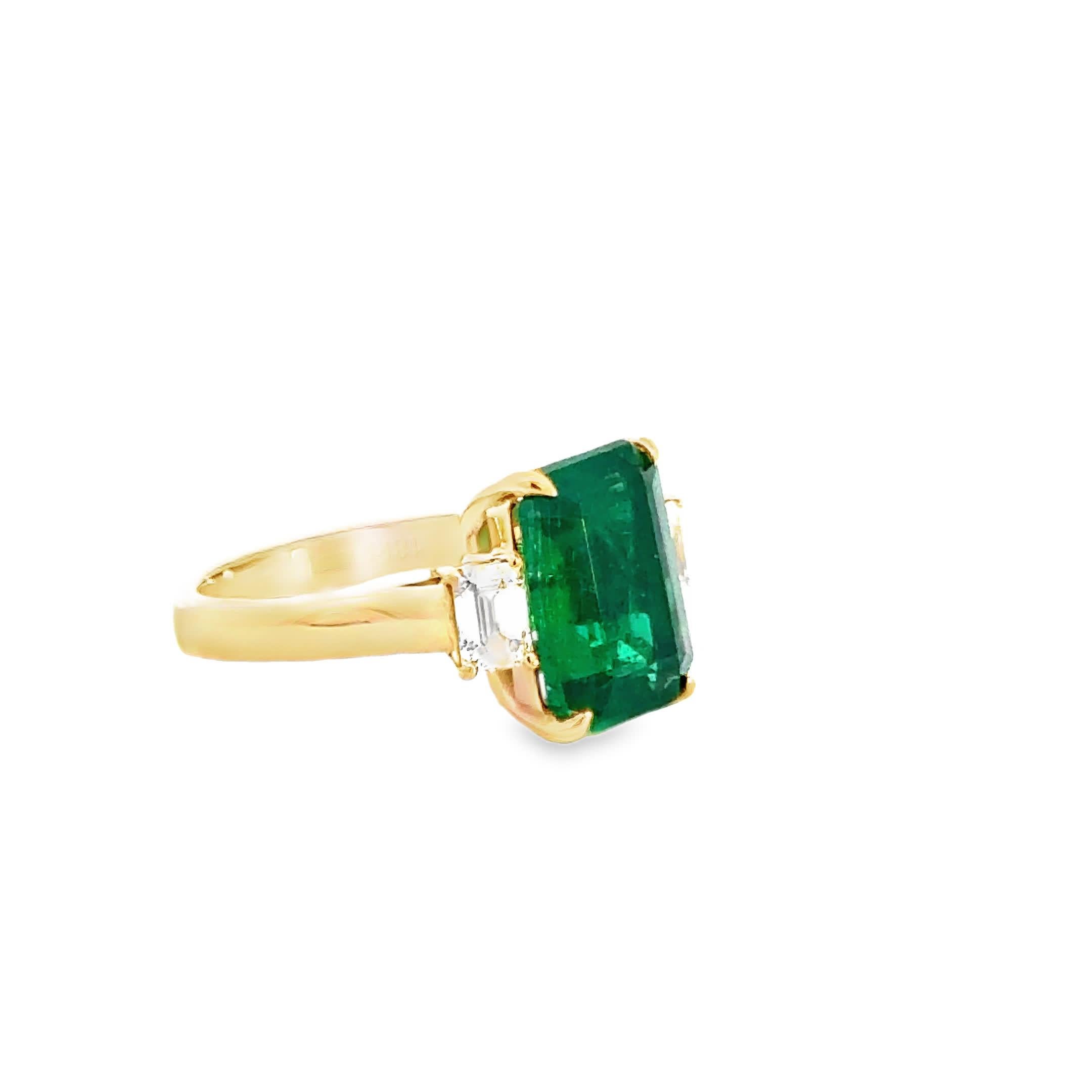 Scopri la bellezza senza tempo di questo squisito anello con smeraldo, caratterizzato da una splendida pietra con taglio a smeraldo al centro. Affiancato da diamanti scintillanti, questo pezzo è perfetto per ogni occasione e aggiunge un tocco di