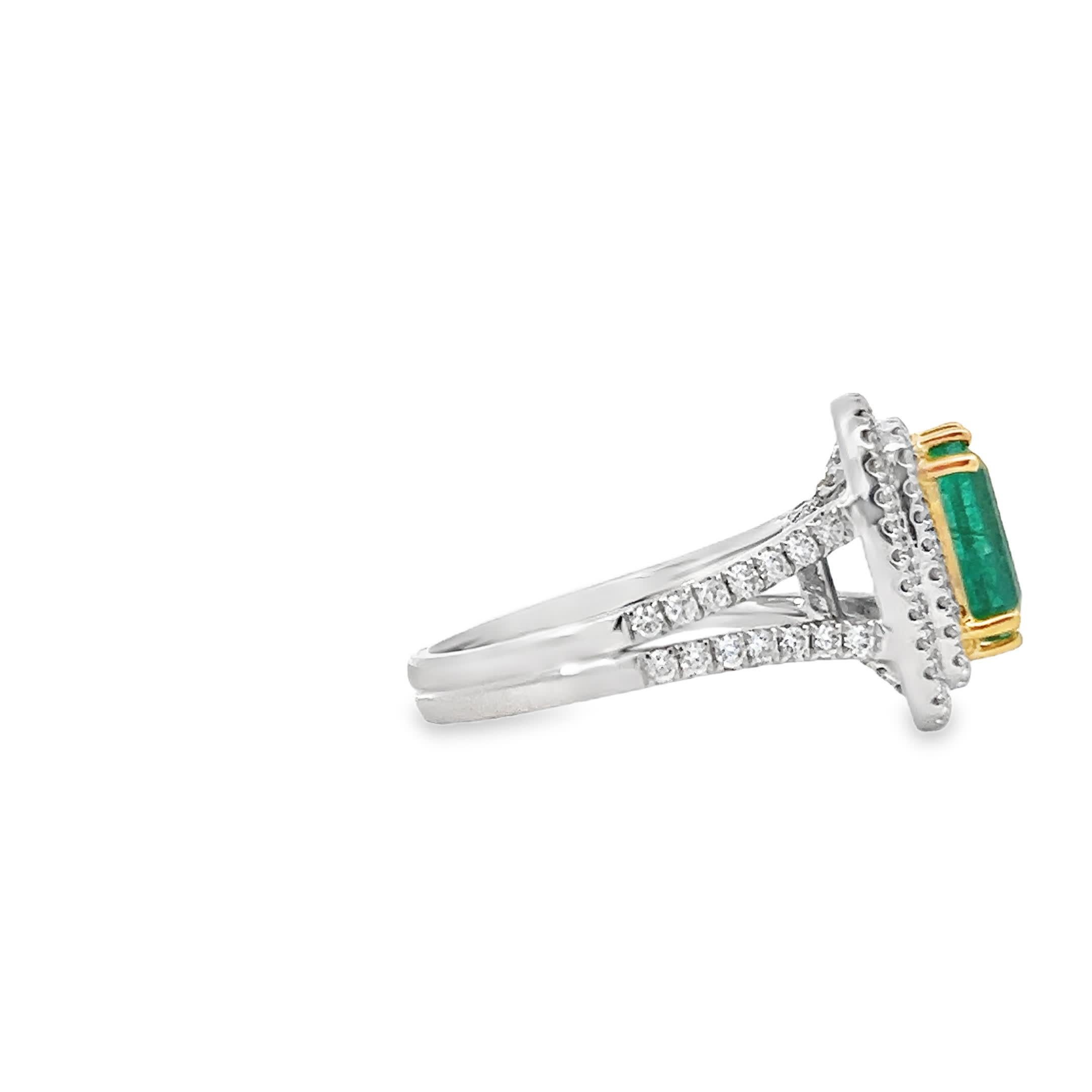 Entdecken Sie die Anziehungskraft dieses atemberaubenden Smaragdrings mit einem leuchtend grünen Edelstein, der von einem Ring aus funkelnden Diamanten umgeben ist. Dieses mit Präzision gefertigte Stück ist perfekt für alle, die Luxus und Eleganz in