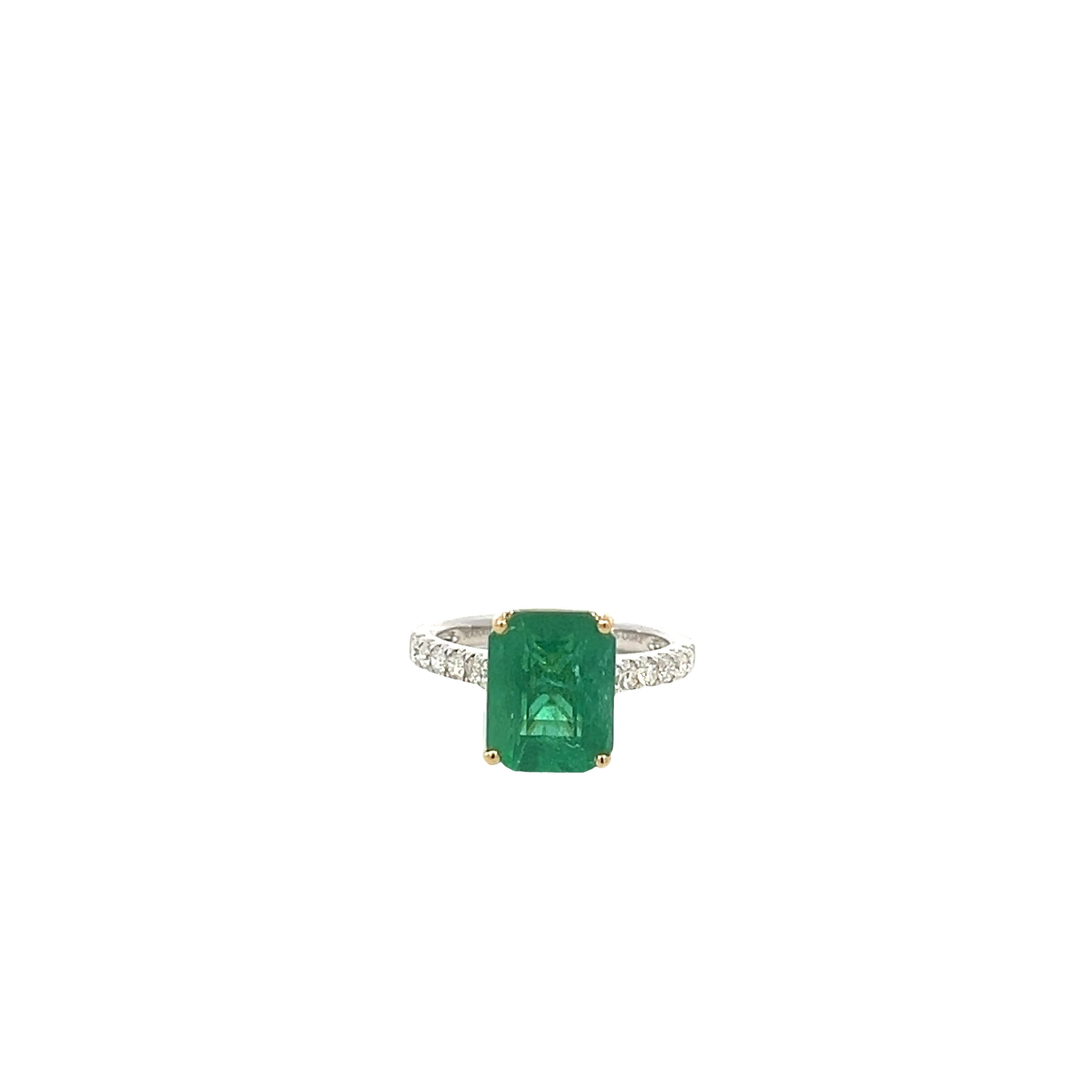Entdecken Sie die Faszination dieses atemberaubenden Smaragdrings, in dessen Zentrum ein leuchtend grüner Edelstein steht. Umgeben von funkelnden Diamanten ist dieses Stück perfekt, um jedem Outfit einen Hauch von Eleganz zu verleihen. Ob zu einem