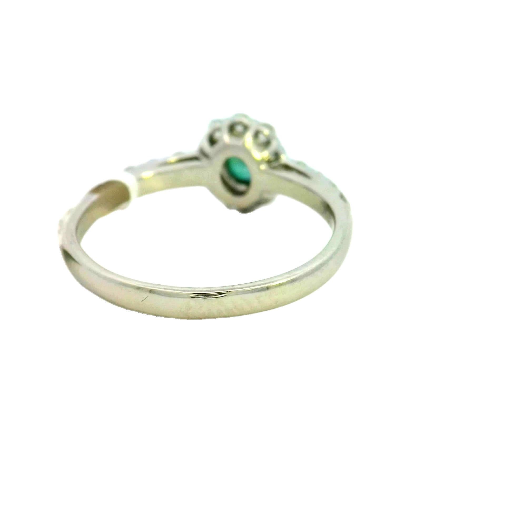 Elegante anello con smeraldo e diamanti In condizioni Nuovo in vendita a Great Neck Plaza, NY