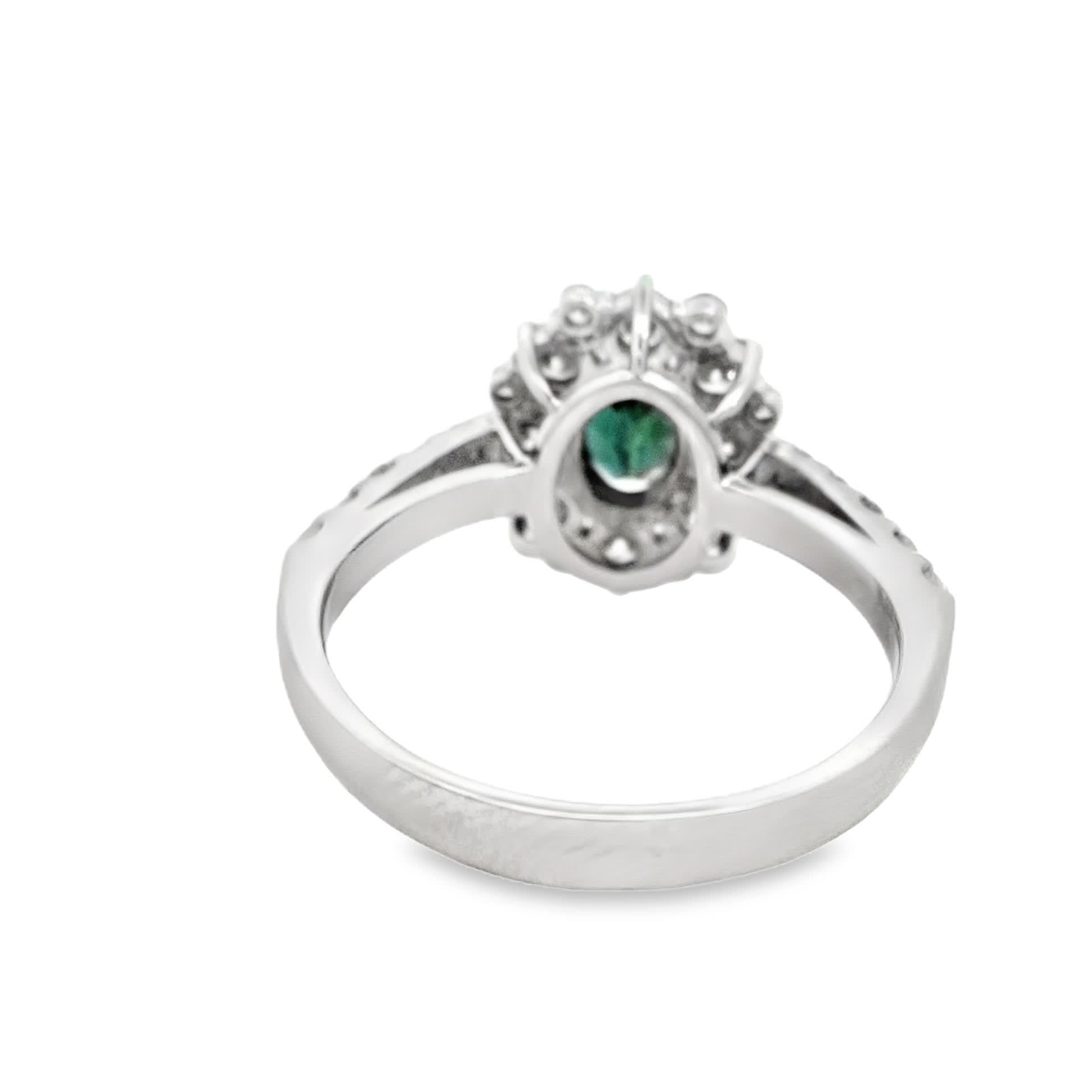 Bague élégante en émeraude et diamant Neuf - En vente à Great Neck Plaza, NY