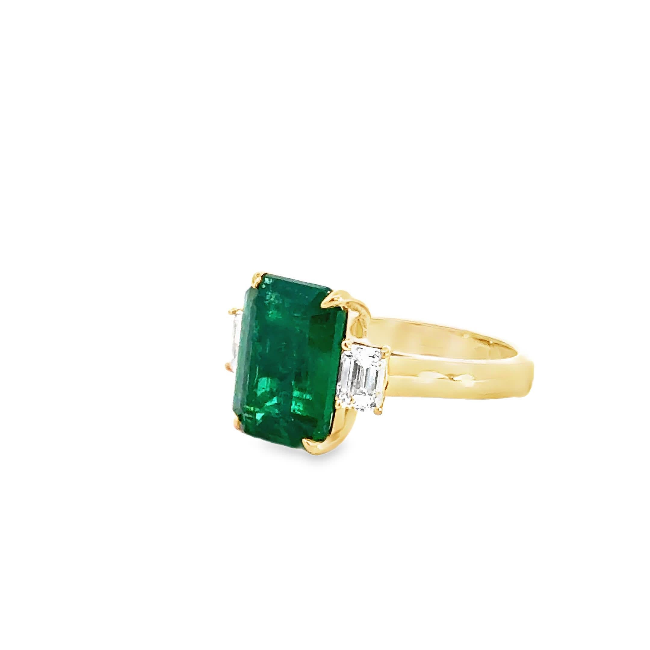 Elegante anello con smeraldo e diamanti In condizioni Nuovo in vendita a Great Neck Plaza, NY