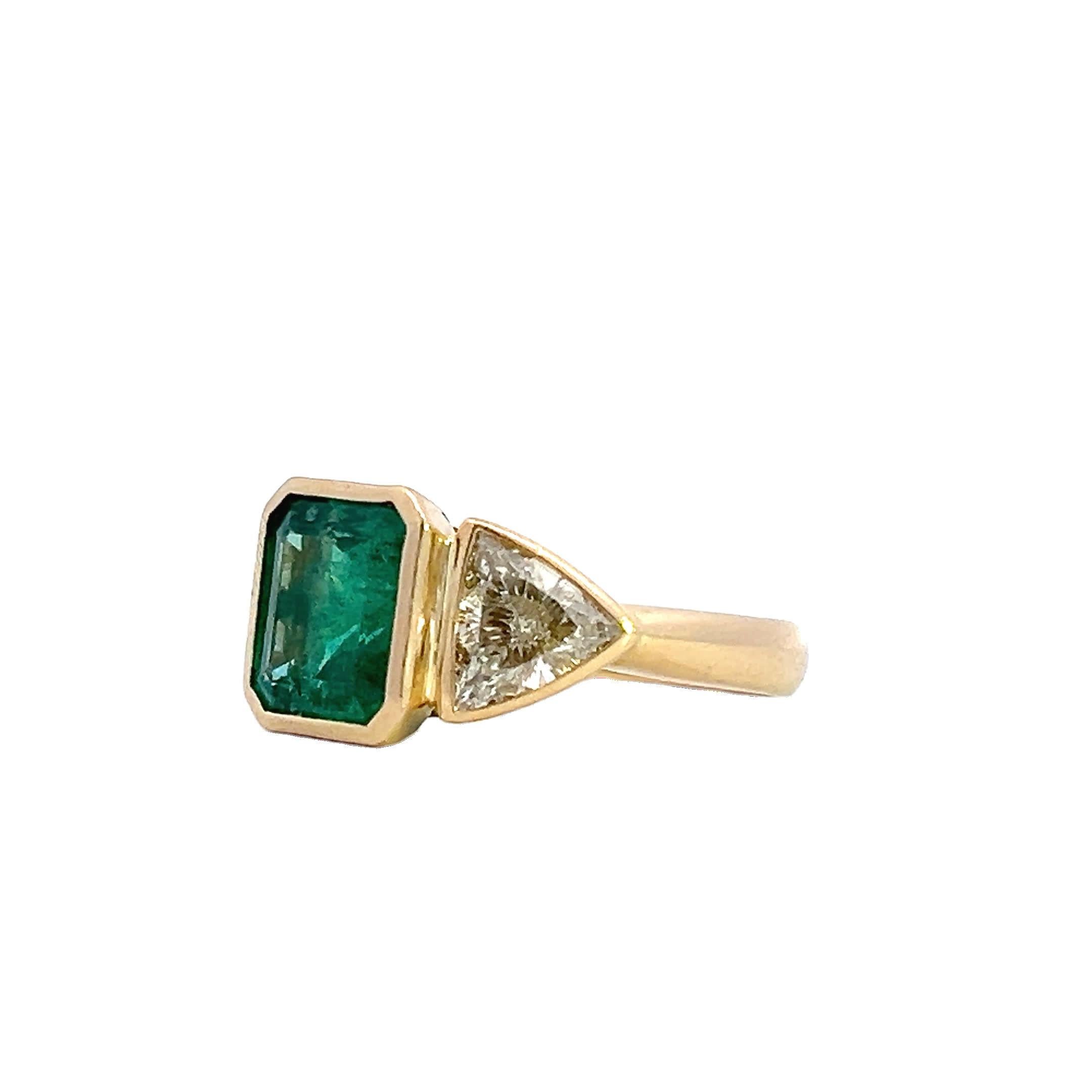Eleganter Ring mit Smaragd und Diamant im Zustand „Neu“ im Angebot in Great Neck Plaza, NY