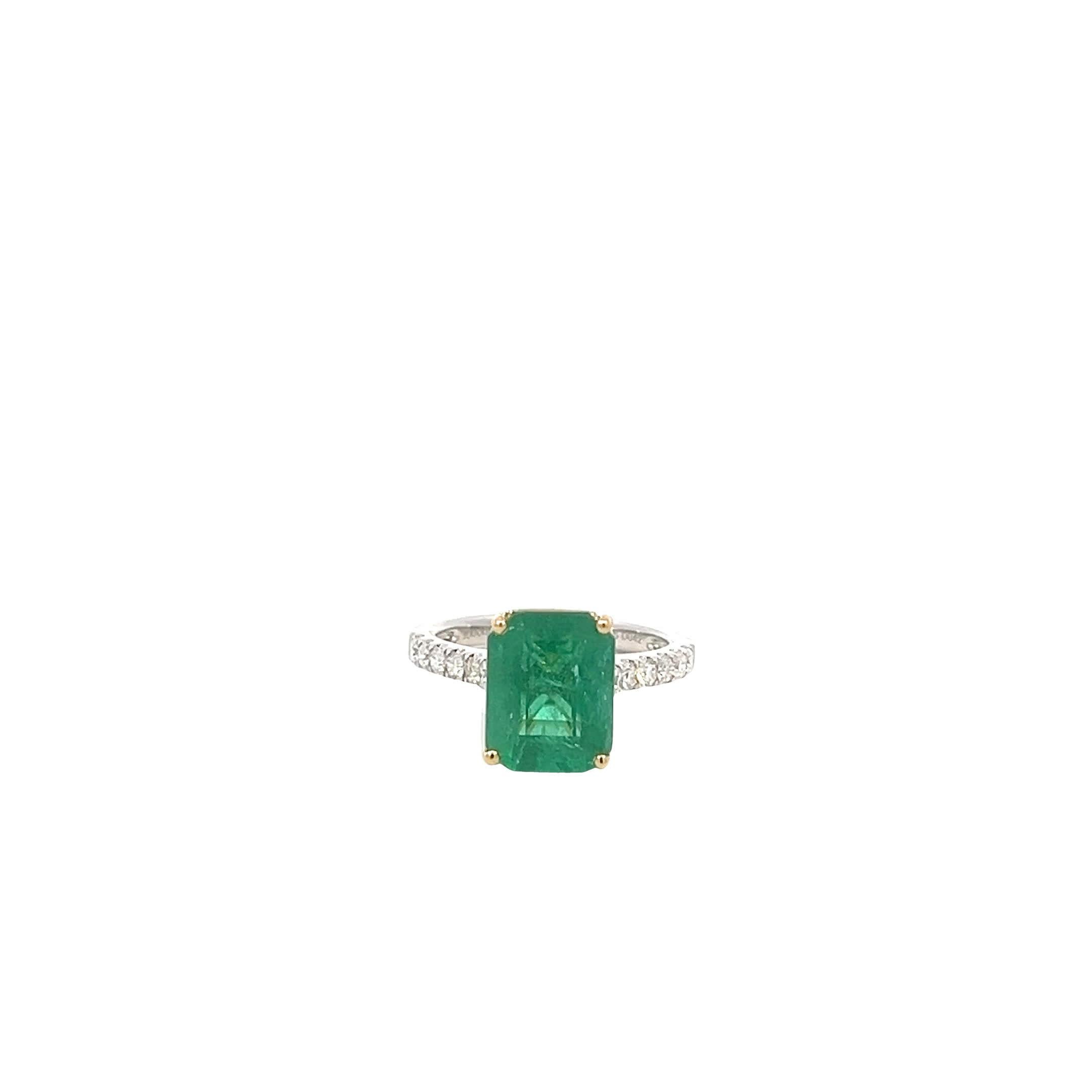 Eleganter Ring mit Smaragd und Diamant im Zustand „Neu“ im Angebot in Great Neck Plaza, NY