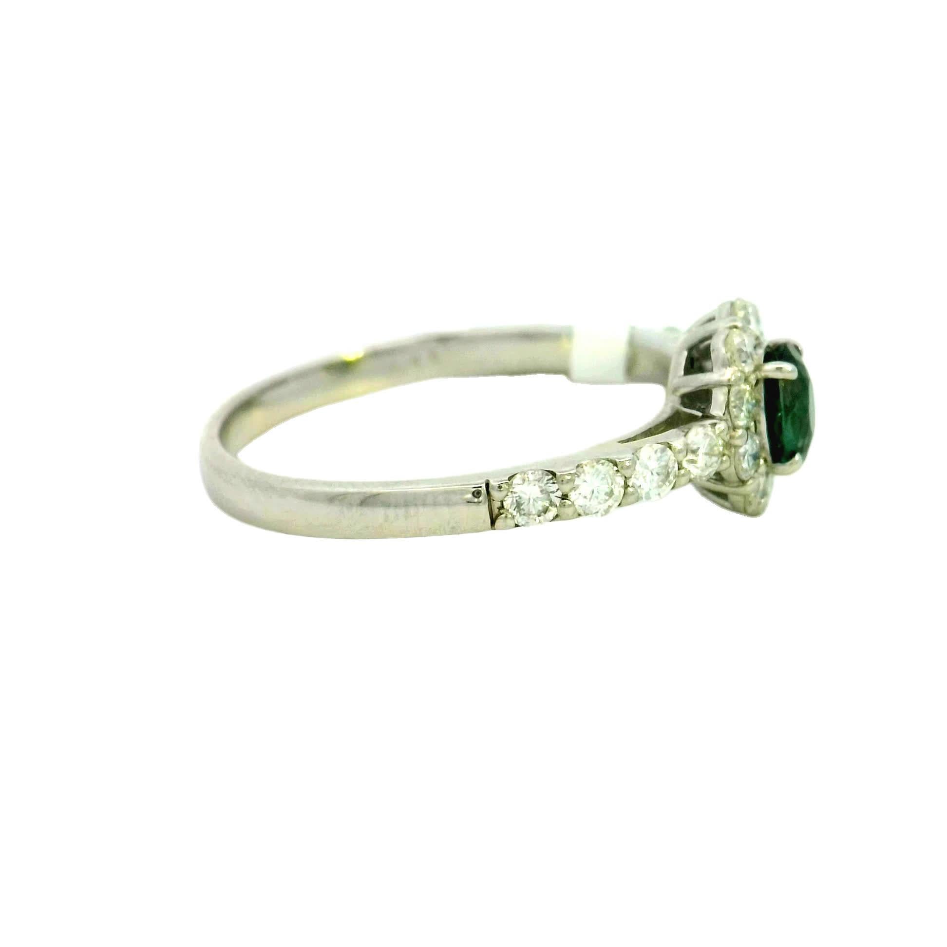 Donna Elegante anello con smeraldo e diamanti in vendita