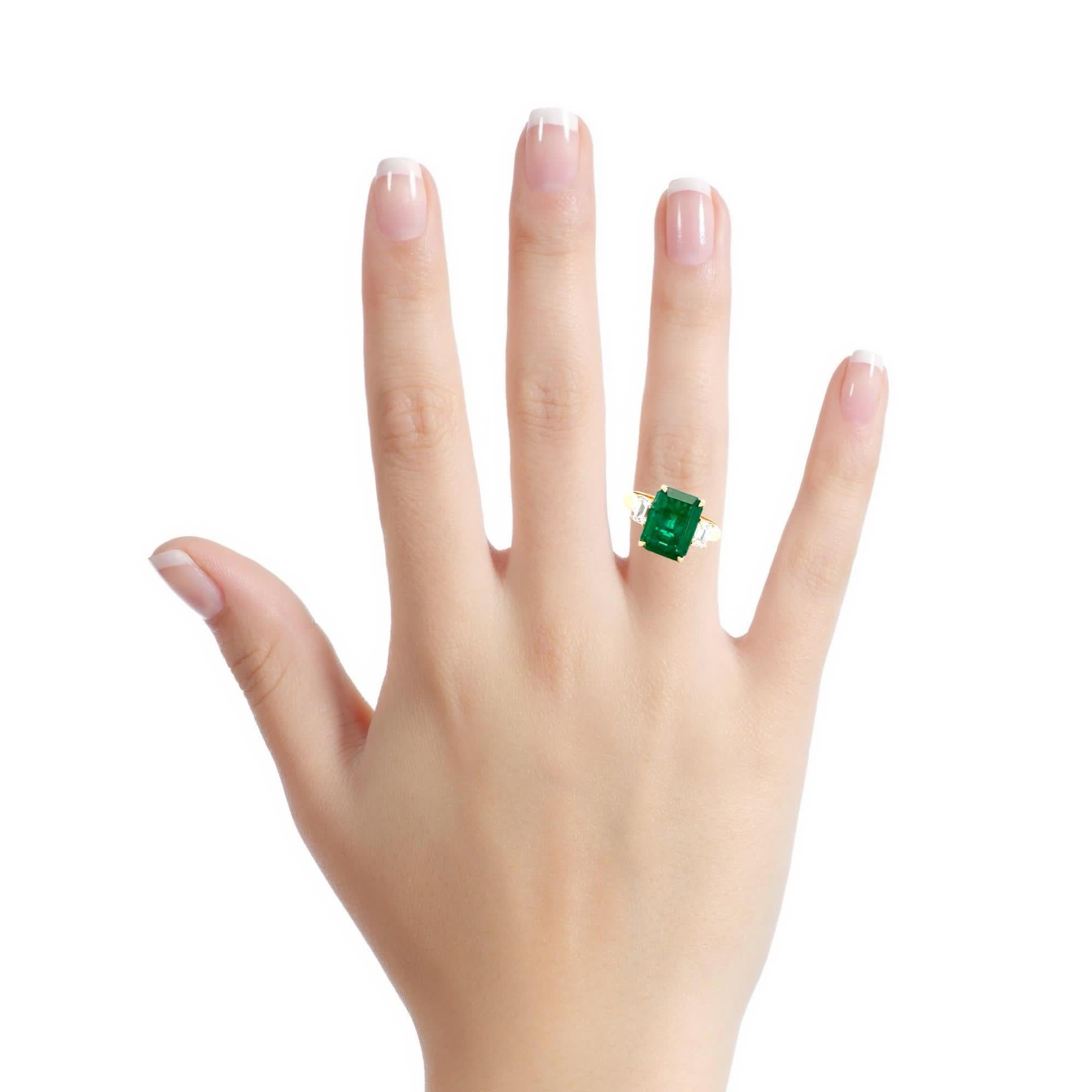 Donna Elegante anello con smeraldo e diamanti in vendita