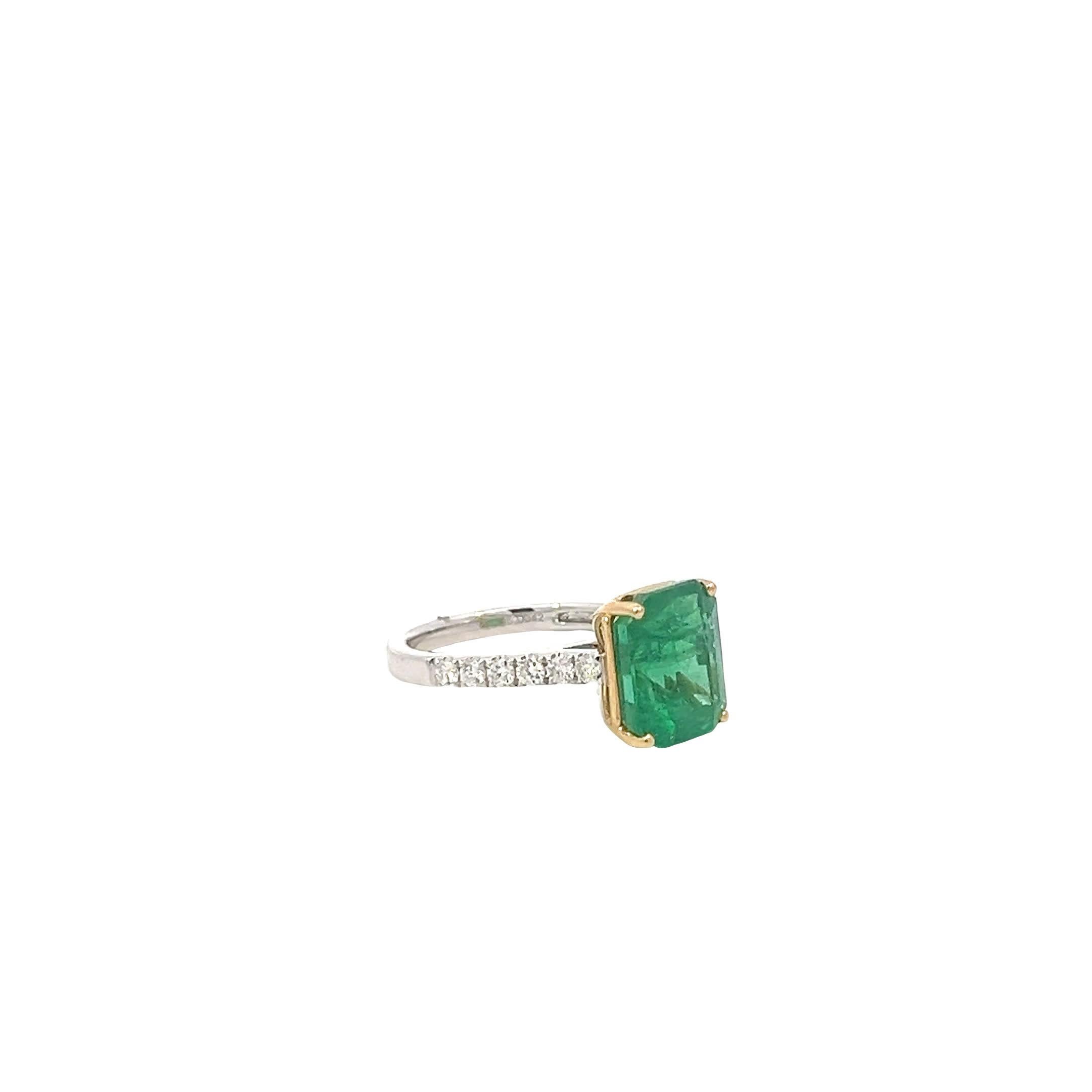 Eleganter Ring mit Smaragd und Diamant Damen im Angebot