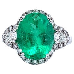 Elegant Emerald and Diamond Ring