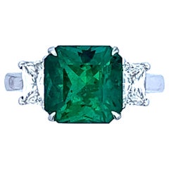 Elegant Emerald and Diamond Ring