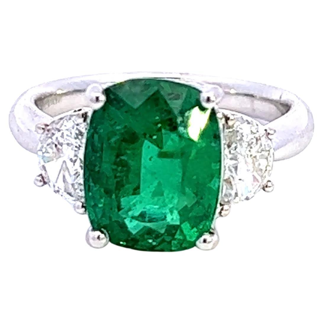 Elegante anello con smeraldo e diamanti
