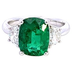 Elegante anello con smeraldo e diamanti