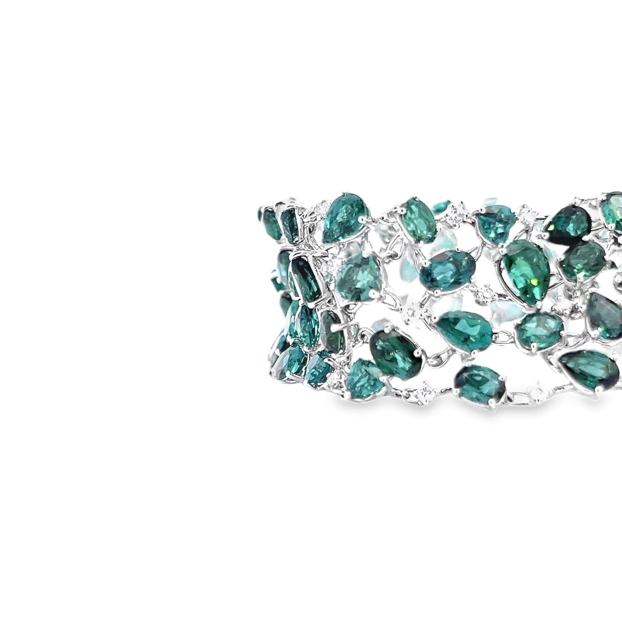 Esta impresionante pulsera de esmeraldas muestra un cautivador conjunto de piedras preciosas brillantes, engarzadas en un delicado marco de plata. Perfecto para añadir un toque de elegancia a cualquier atuendo, pasa sin esfuerzo del día a la noche,