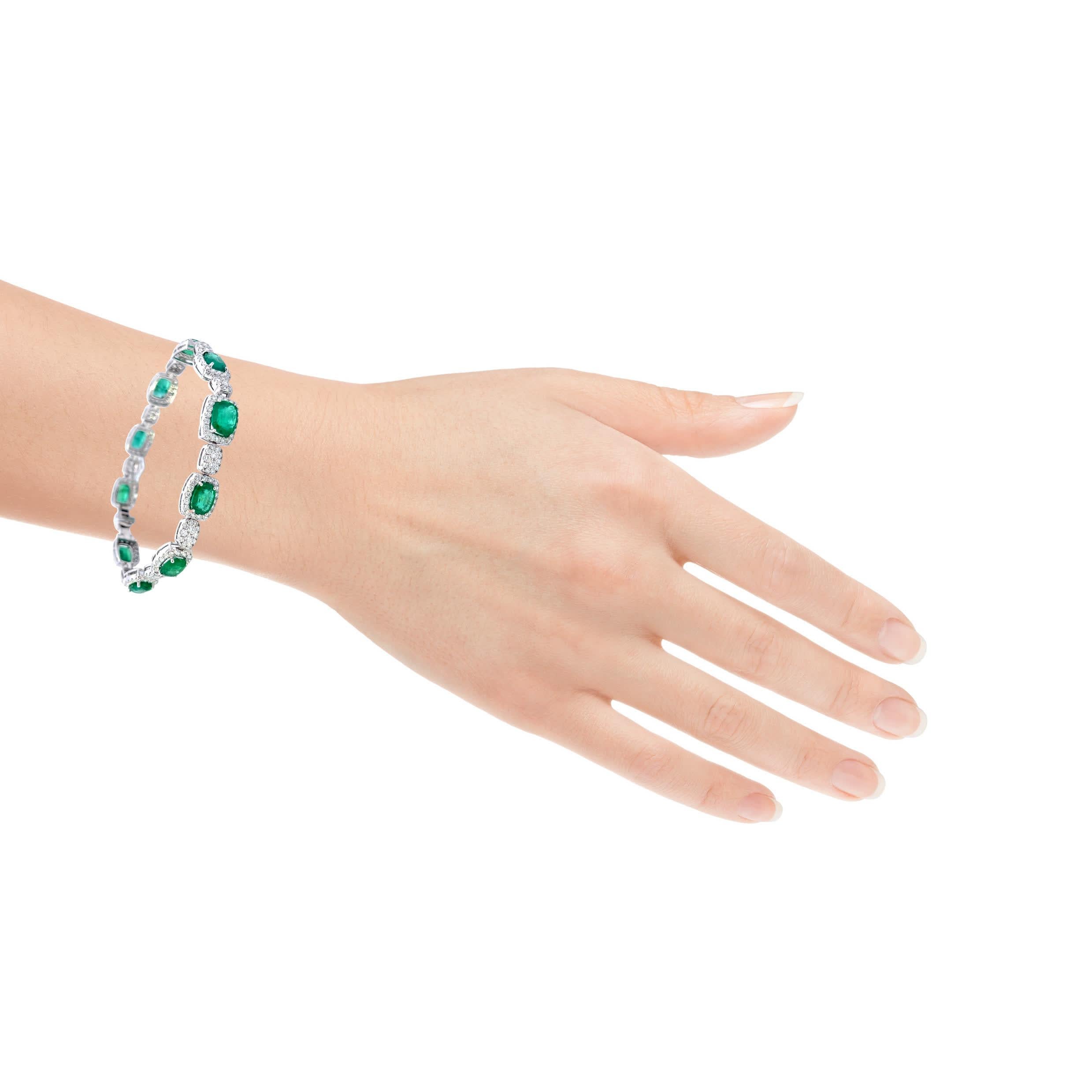 Exquisita en elegancia, esta impresionante pulsera de esmeraldas presenta una armoniosa mezcla de vibrantes gemas verdes rodeadas por halos de brillantes diamantes. Cada eslabón está elaborado con precisión para crear un flujo perfecto alrededor de