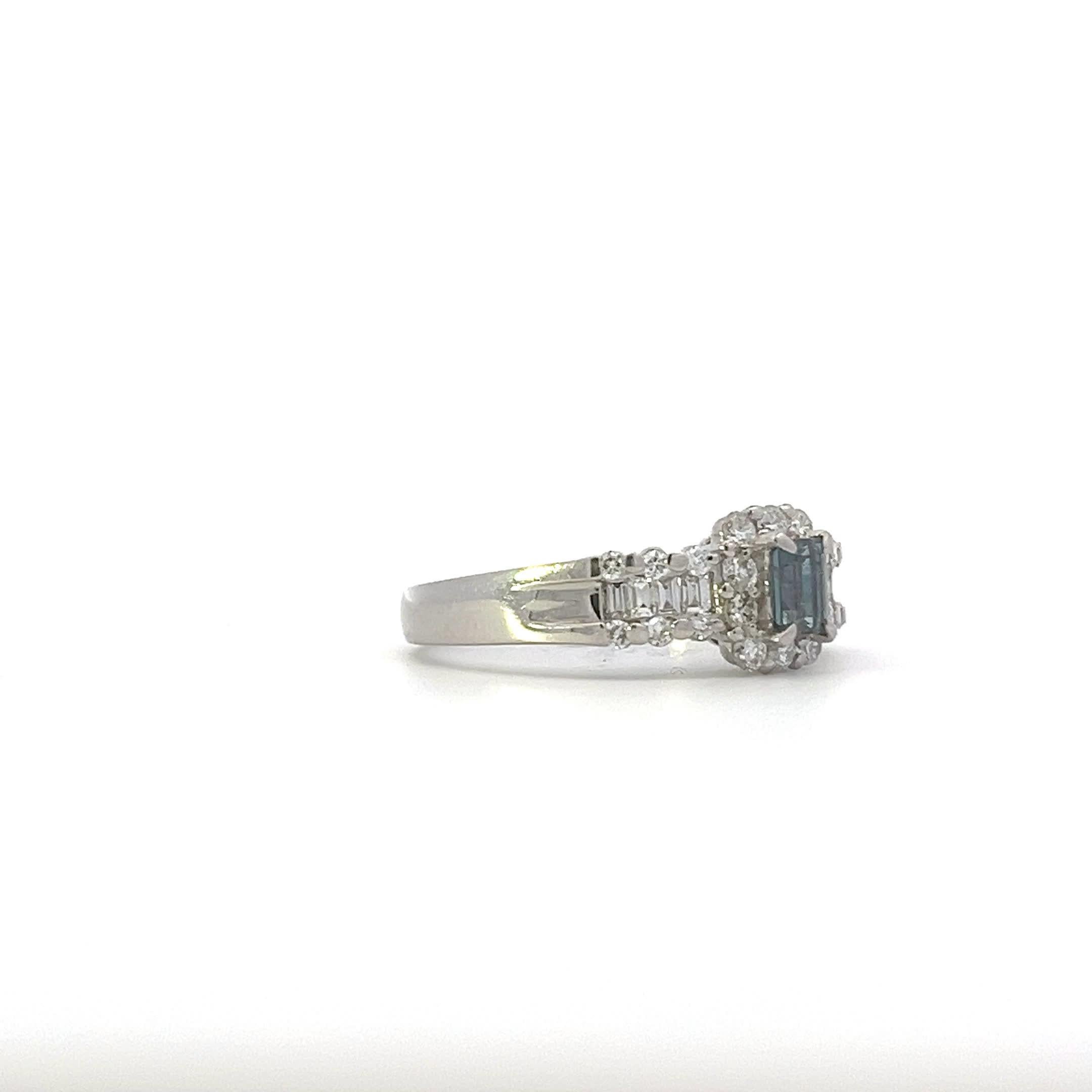 Découvrez la beauté intemporelle de cette élégante bague en diamant de taille émeraude. Dotée d'une superbe pierre centrale entourée d'un halo de diamants étincelants, cette pièce est parfaite pour des fiançailles ou des occasions spéciales.