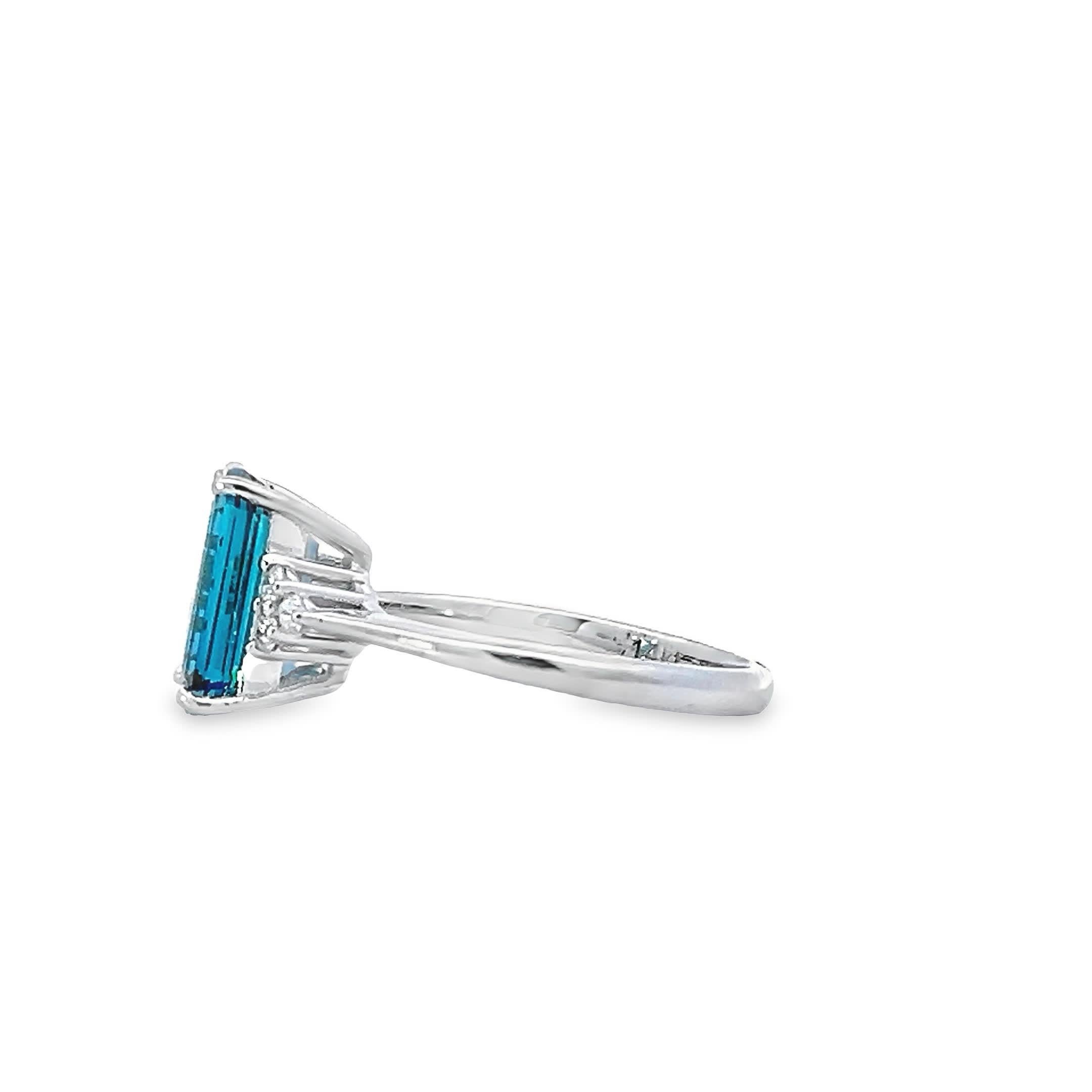 Elegant Emerald-Cut Ring In New Condition For Sale In Great Neck Plaza, NY