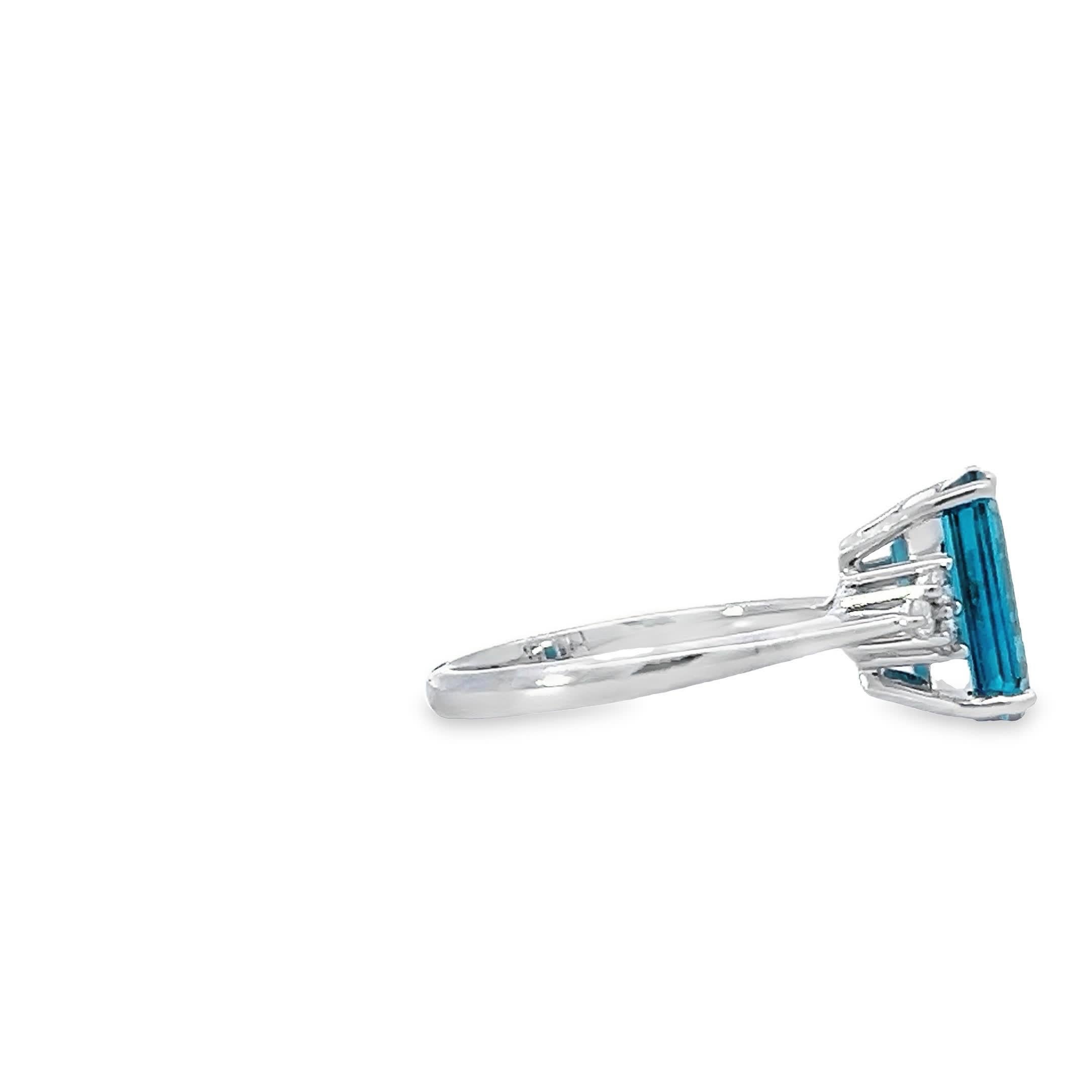 Women's Elegant Emerald-Cut Ring For Sale