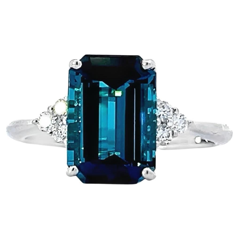 Elegant Emerald-Cut Ring