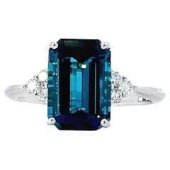 Elegant Emerald-Cut Ring