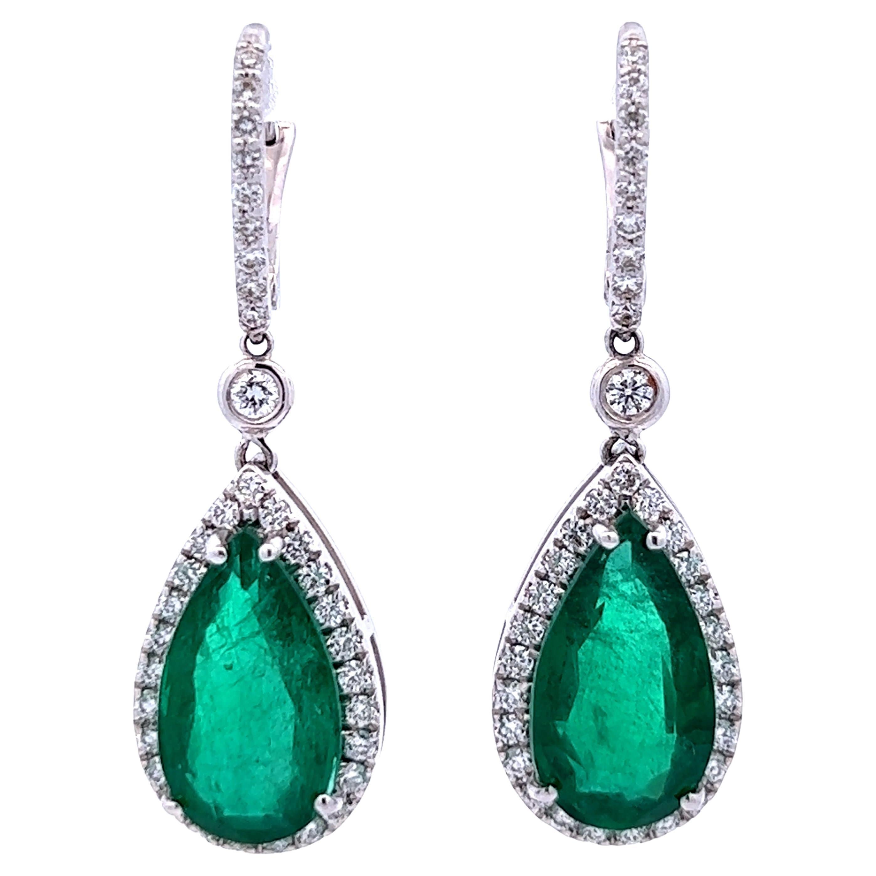 Scopri il fascino di questi eleganti orecchini a goccia con smeraldo, progettati per affascinare e incantare. Caratterizzati da splendidi smeraldi a forma di pera circondati da diamanti scintillanti, aggiungono un tocco di raffinatezza a qualsiasi