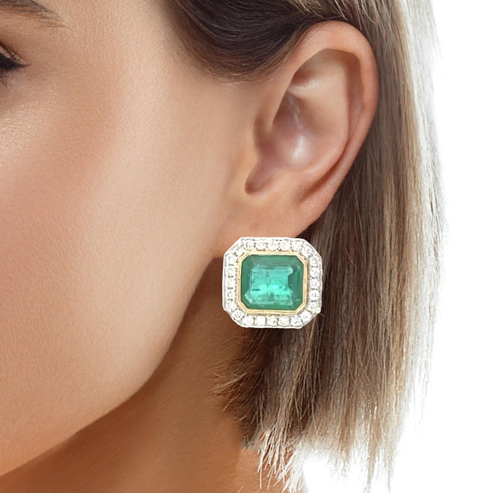Adorna le tue orecchie con l'epitome del lusso. Questi squisiti orecchini con smeraldo, incorniciati da un'aureola di diamanti scintillanti, offrono un design classico con un tocco moderno. Perfetto per aggiungere un tocco di raffinatezza a