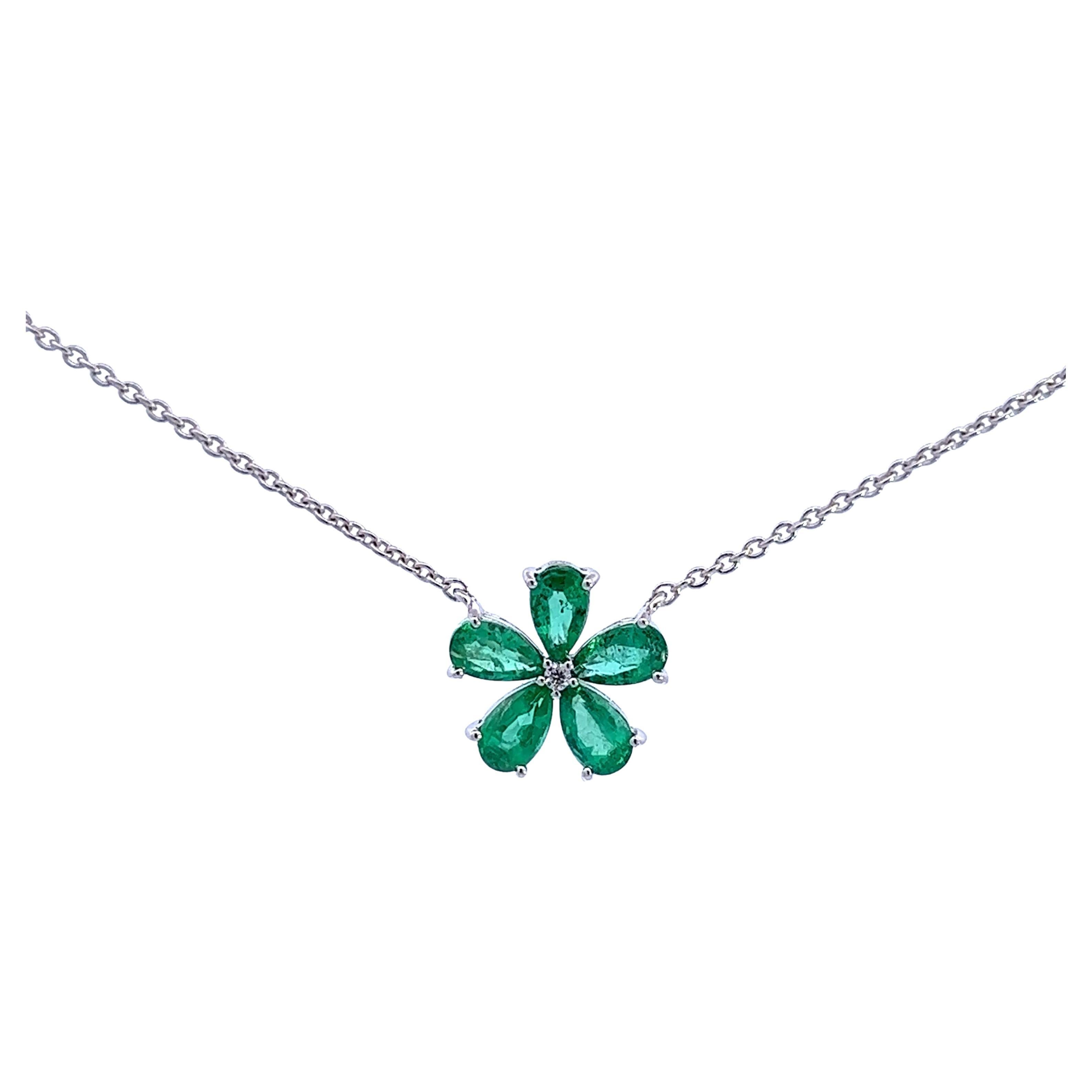 Pendentif élégant en forme de fleur d'Elegance en vente