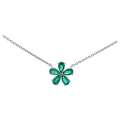 Pendentif élégant en forme de fleur d'Elegance