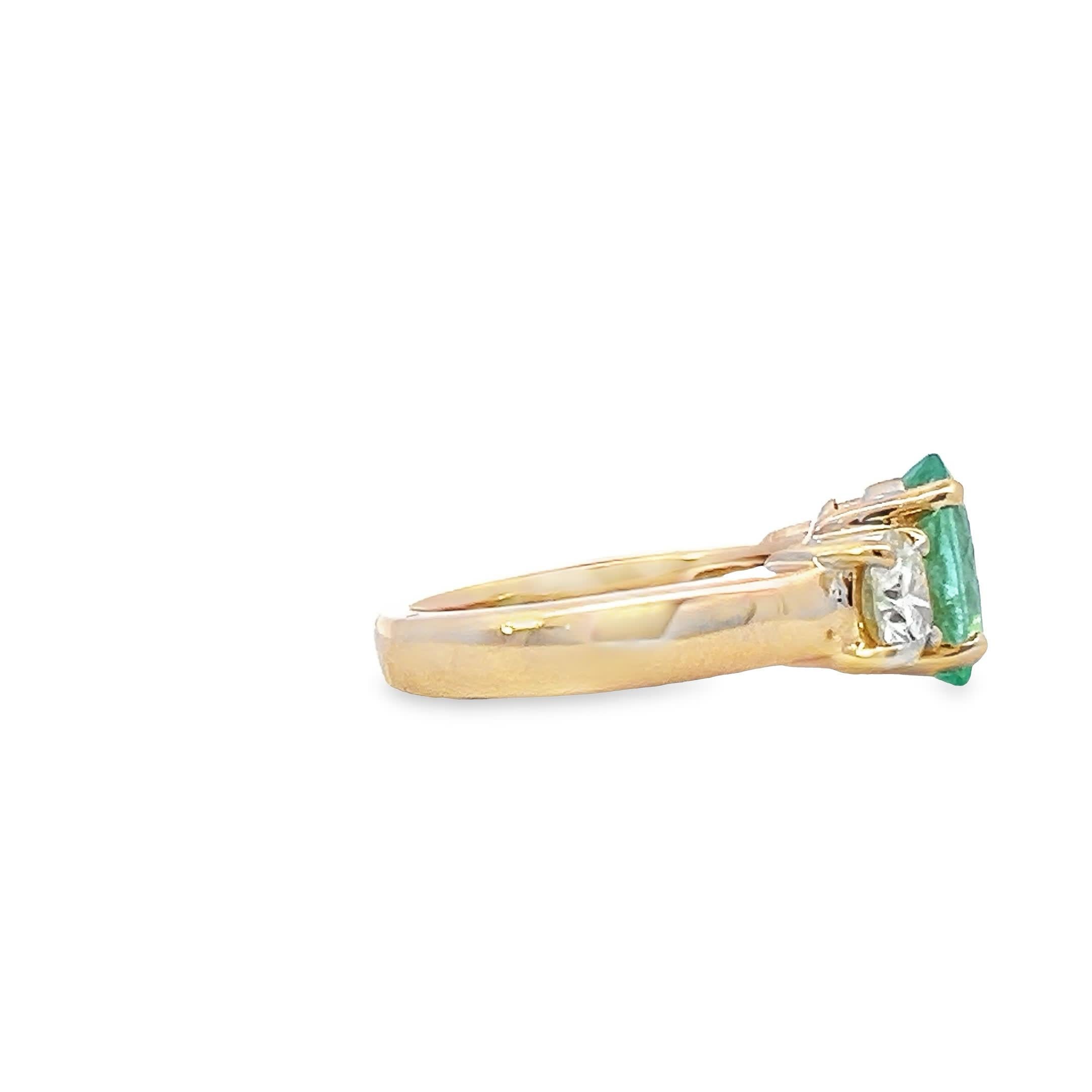Adorna il tuo dito con lo splendore di questo squisito anello in oro con smeraldo, caratterizzato da una lucente pietra centrale dal taglio ovale affiancata da due diamanti. La vibrante tonalità verde simboleggia il rinnovamento e l'eleganza, mentre