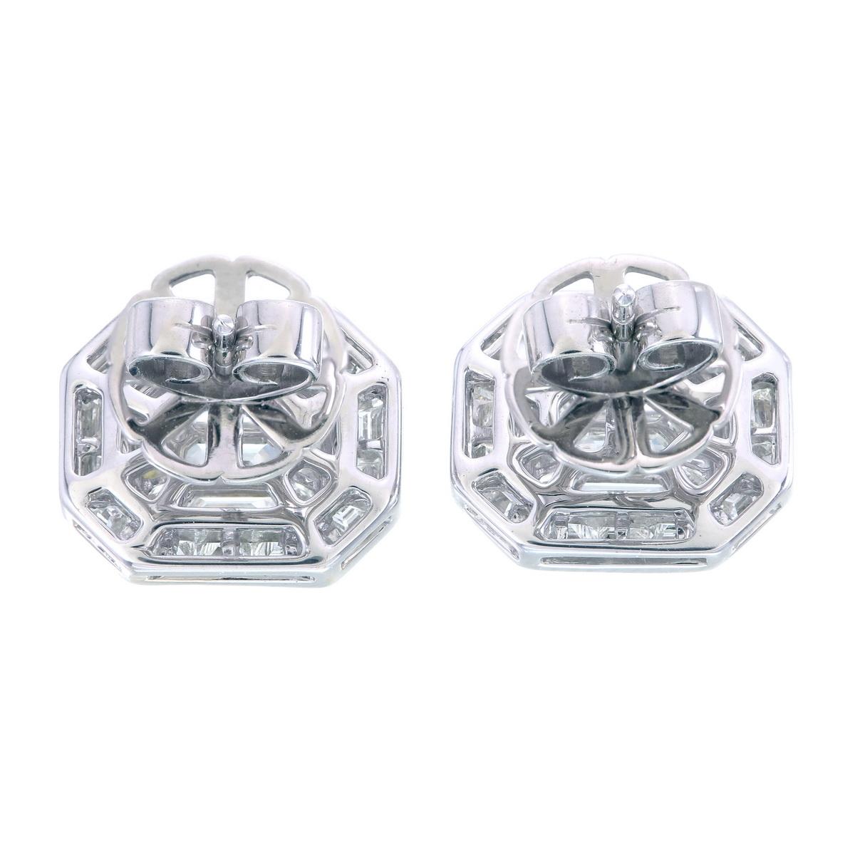 Art déco Elegance : boucles d'oreilles en or 18 carats avec émeraude et diamant. en vente