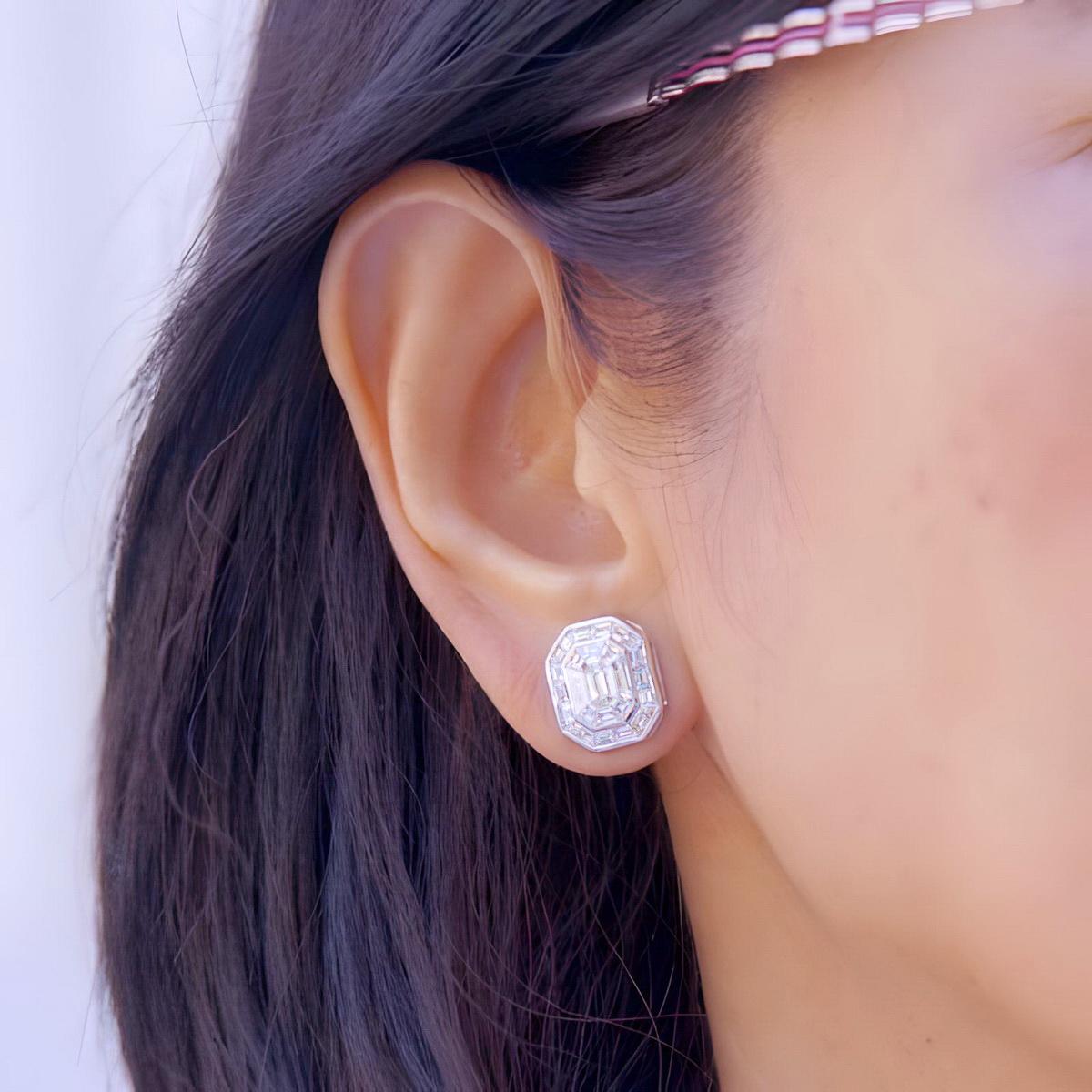 Taille baguette Elegance : boucles d'oreilles en or 18 carats avec émeraude et diamant. en vente