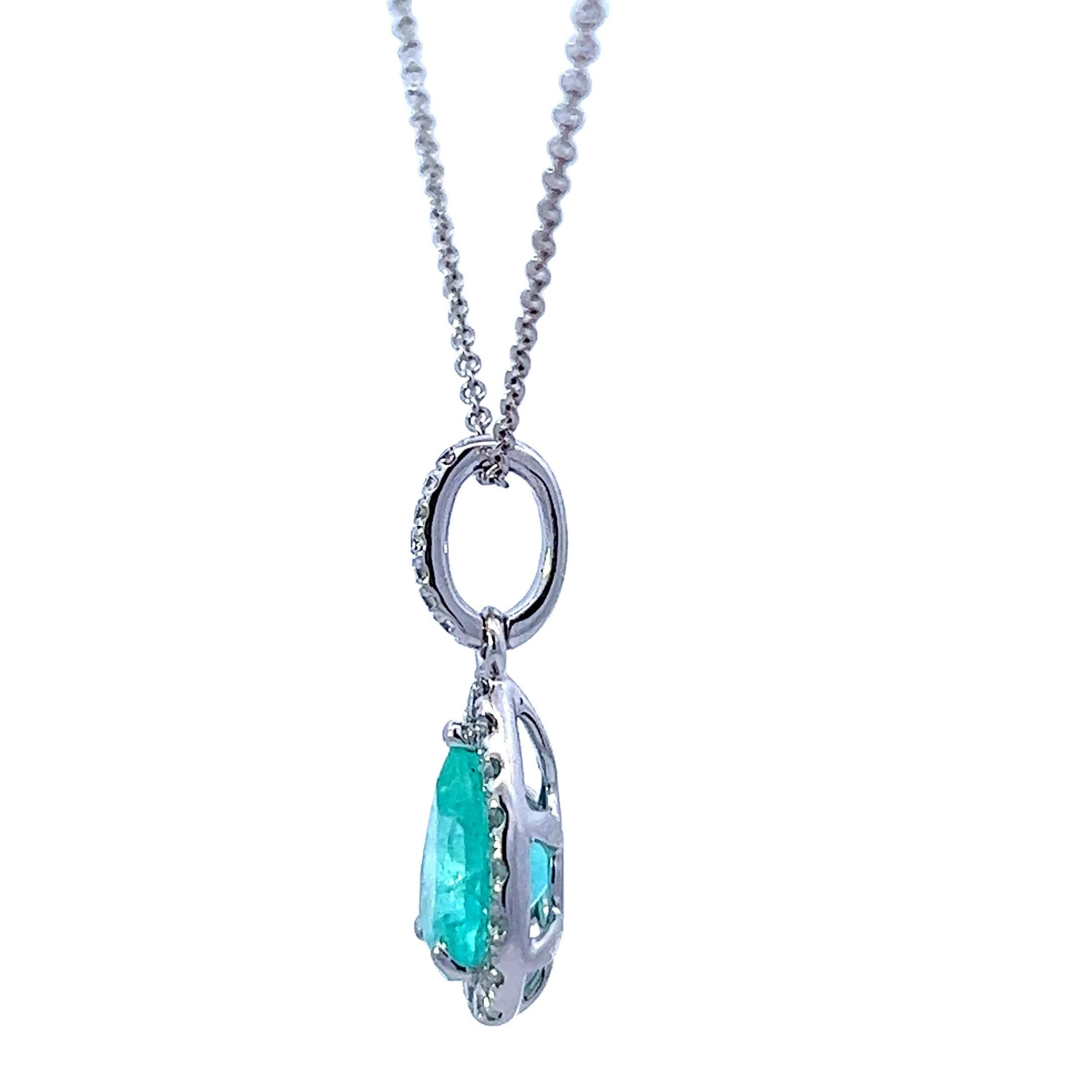 Donna Elegante ciondolo a forma di smeraldo in vendita