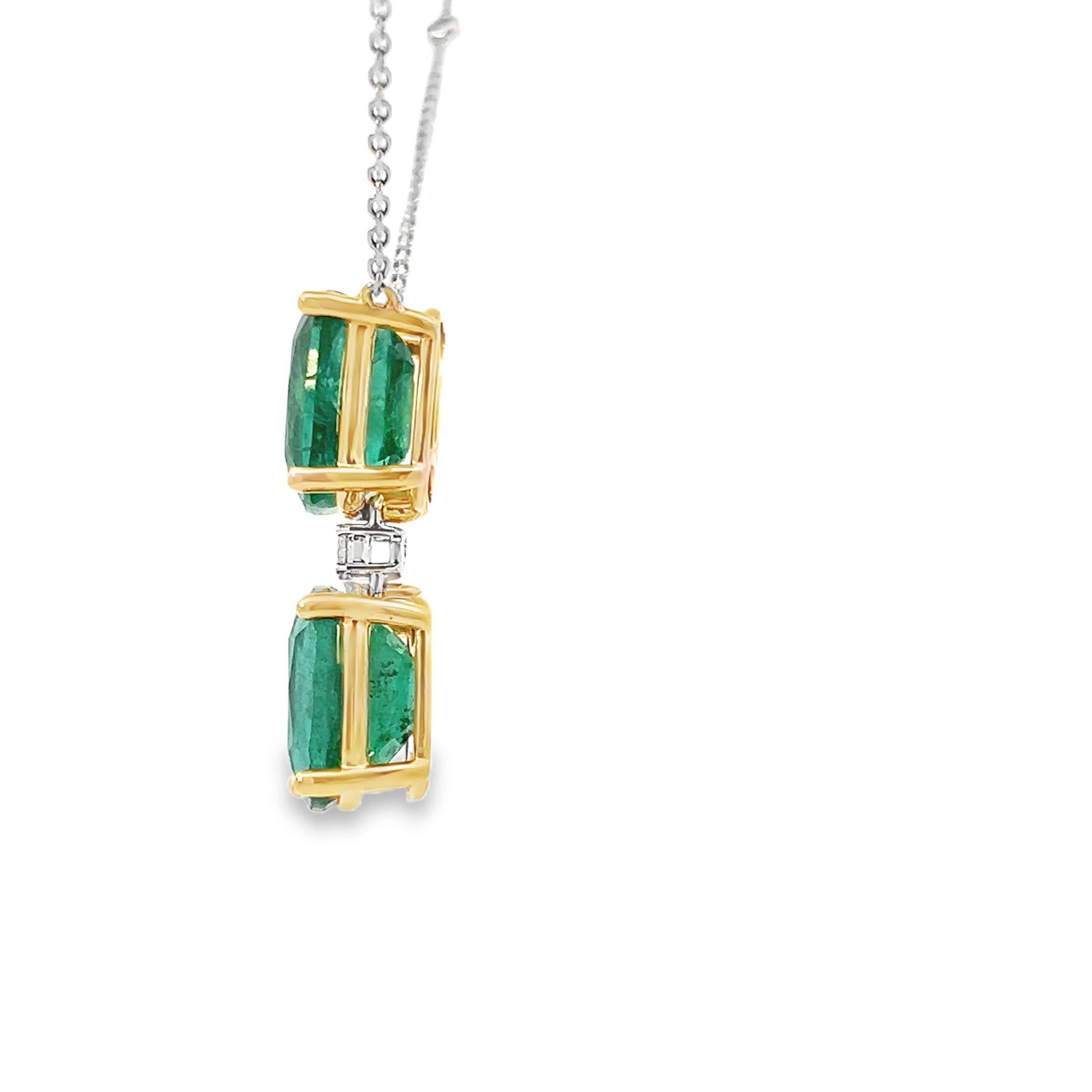 Questa splendida collana con ciondolo di smeraldo presenta due smeraldi squisiti, elegantemente incastonati in una delicata catena d'argento. Le vibranti sfumature verdi degli smeraldi sono completate da scintillanti accenti di diamanti, che lo