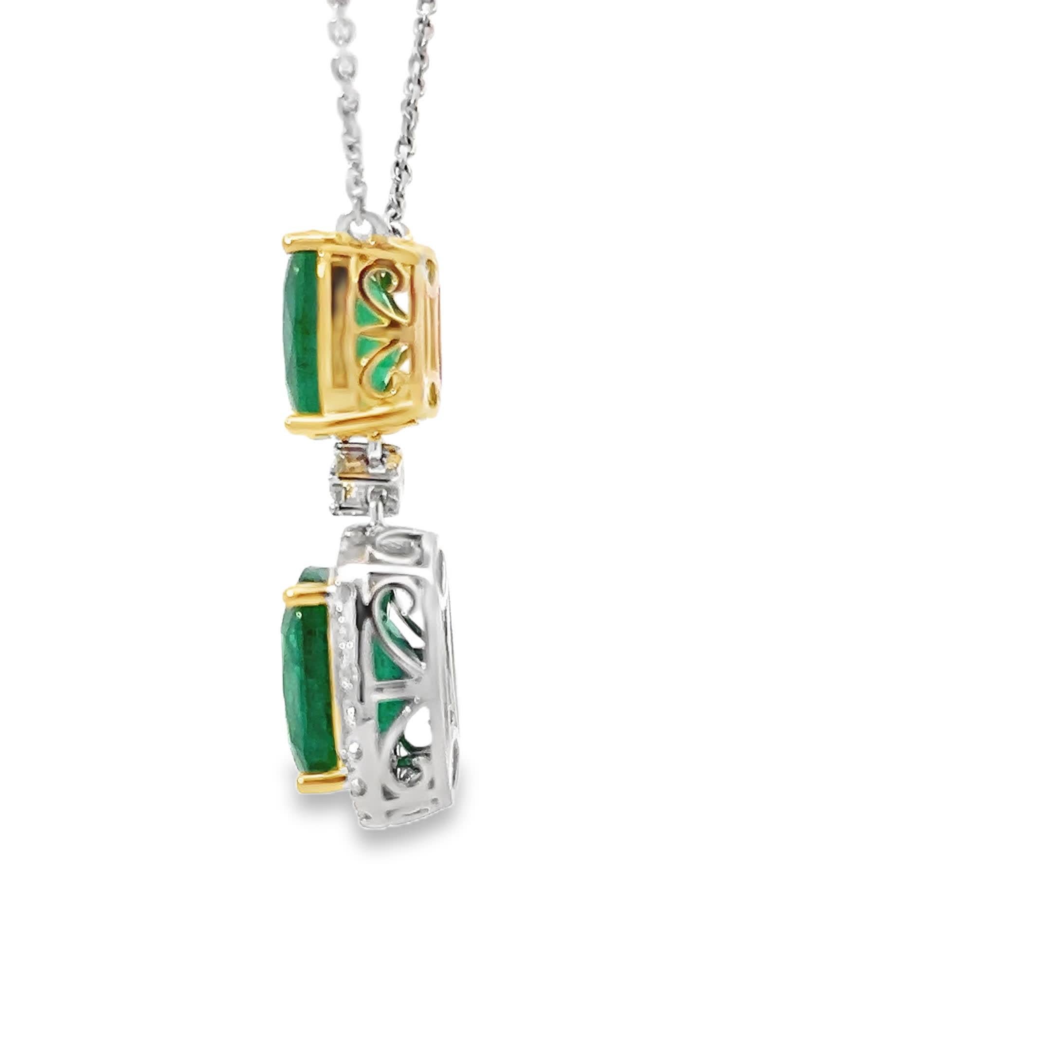 Questa splendida collana con ciondolo di smeraldo presenta due smeraldi squisiti, ciascuno incastonato in una delicata catena d'argento. Le vibranti sfumature verdi degli smeraldi sono splendidamente completate da diamanti scintillanti, rendendolo