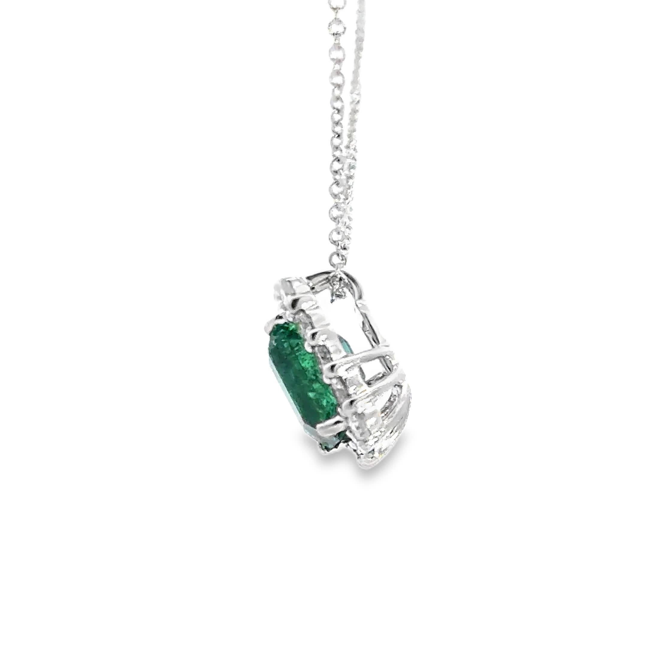 Questa squisita collana con ciondolo di smeraldo è una testimonianza di eleganza senza tempo. La vibrante gemma verde è splendidamente incastonata in una delicata catena d'oro, che la rende un accessorio perfetto per ogni occasione. Il suo design