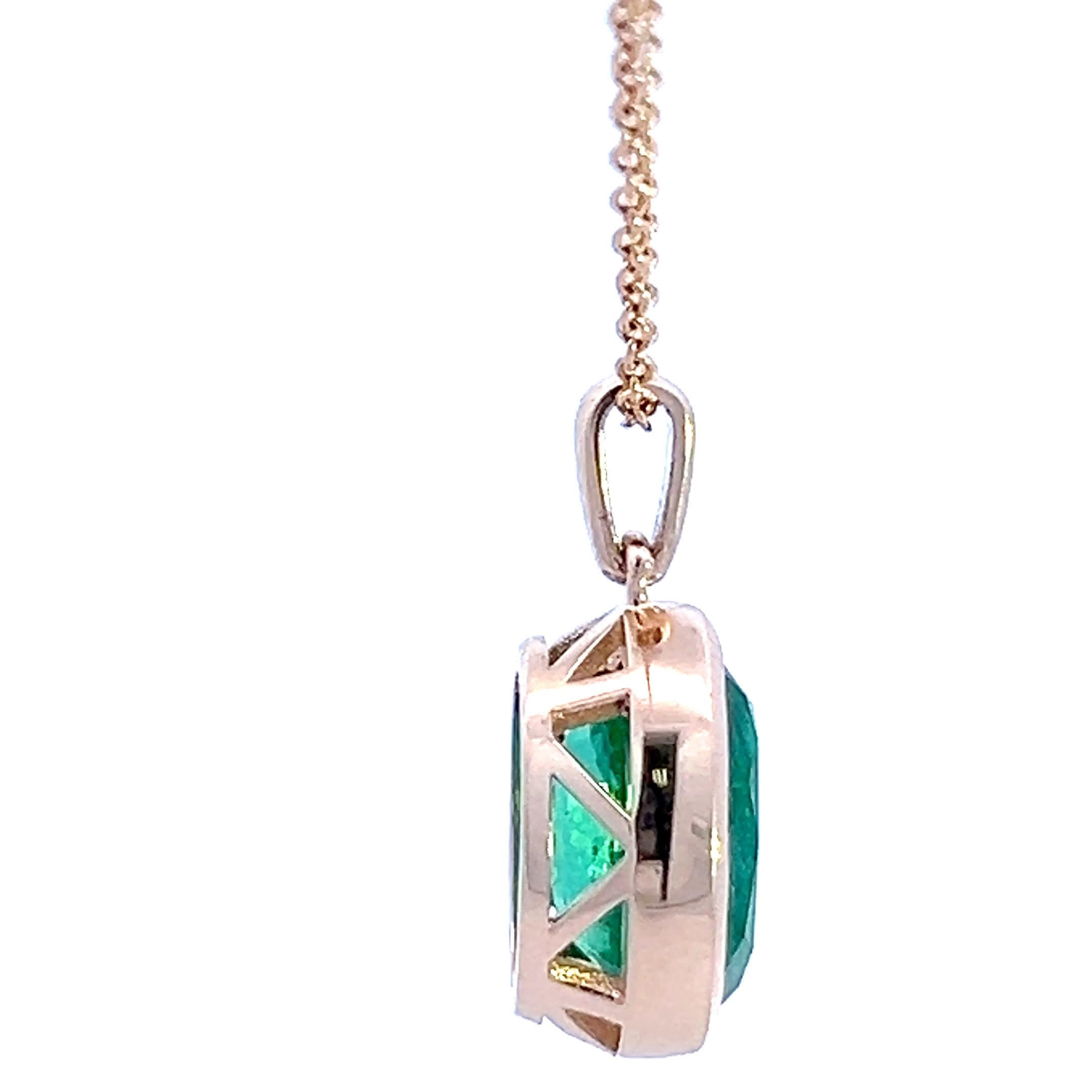 Questo squisito ciondolo presenta una splendida gemma di smeraldo, elegantemente incastonata in un'elegante catena d'argento. La vibrante tonalità verde dello smeraldo affascina con la sua bellezza naturale, rendendolo un pezzo ideale sia per