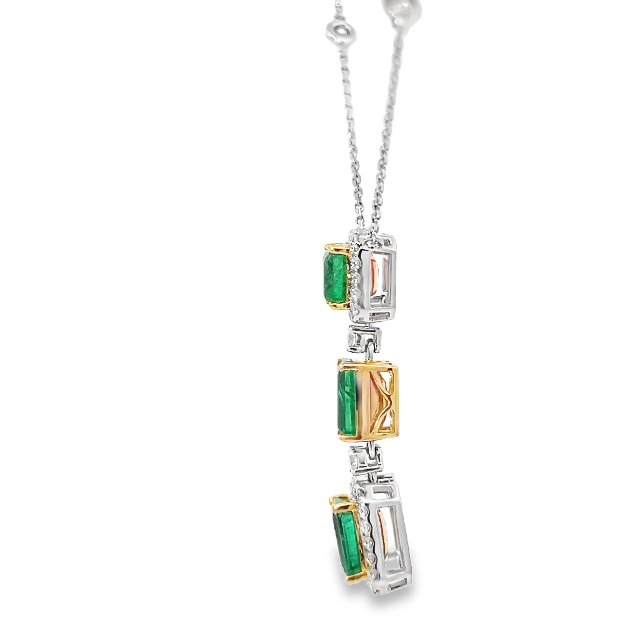 Elegante collana con ciondolo a forma di smeraldo In condizioni Nuovo in vendita a Great Neck Plaza, NY