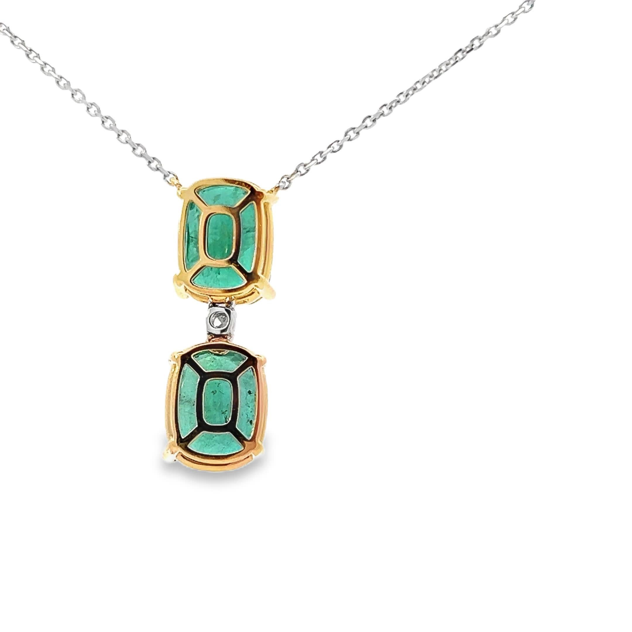 Elegante collana con ciondolo a forma di smeraldo In condizioni Nuovo in vendita a Great Neck Plaza, NY